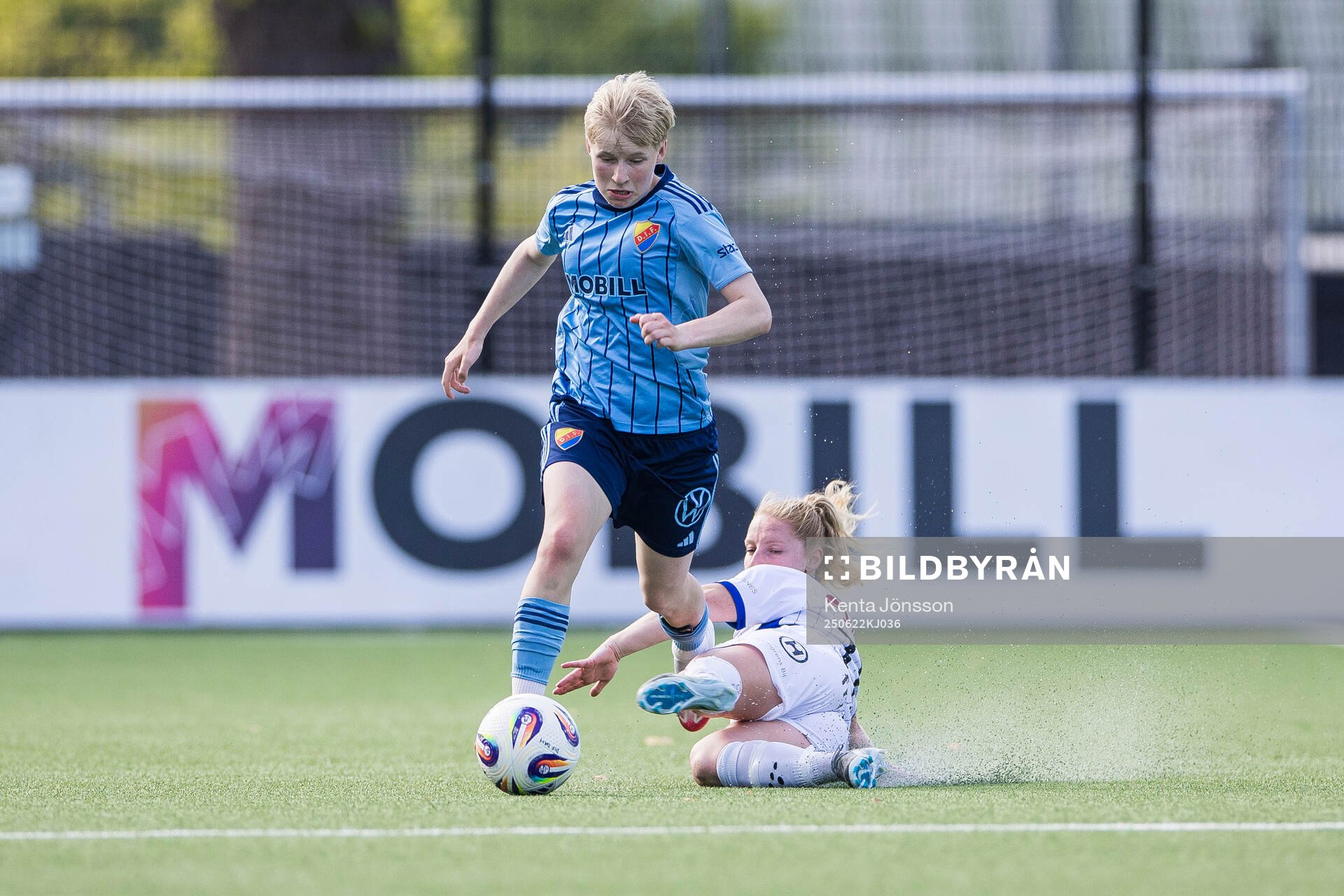 Djurgårdens Olivia Ulenius och Växjö DFFs Sophia