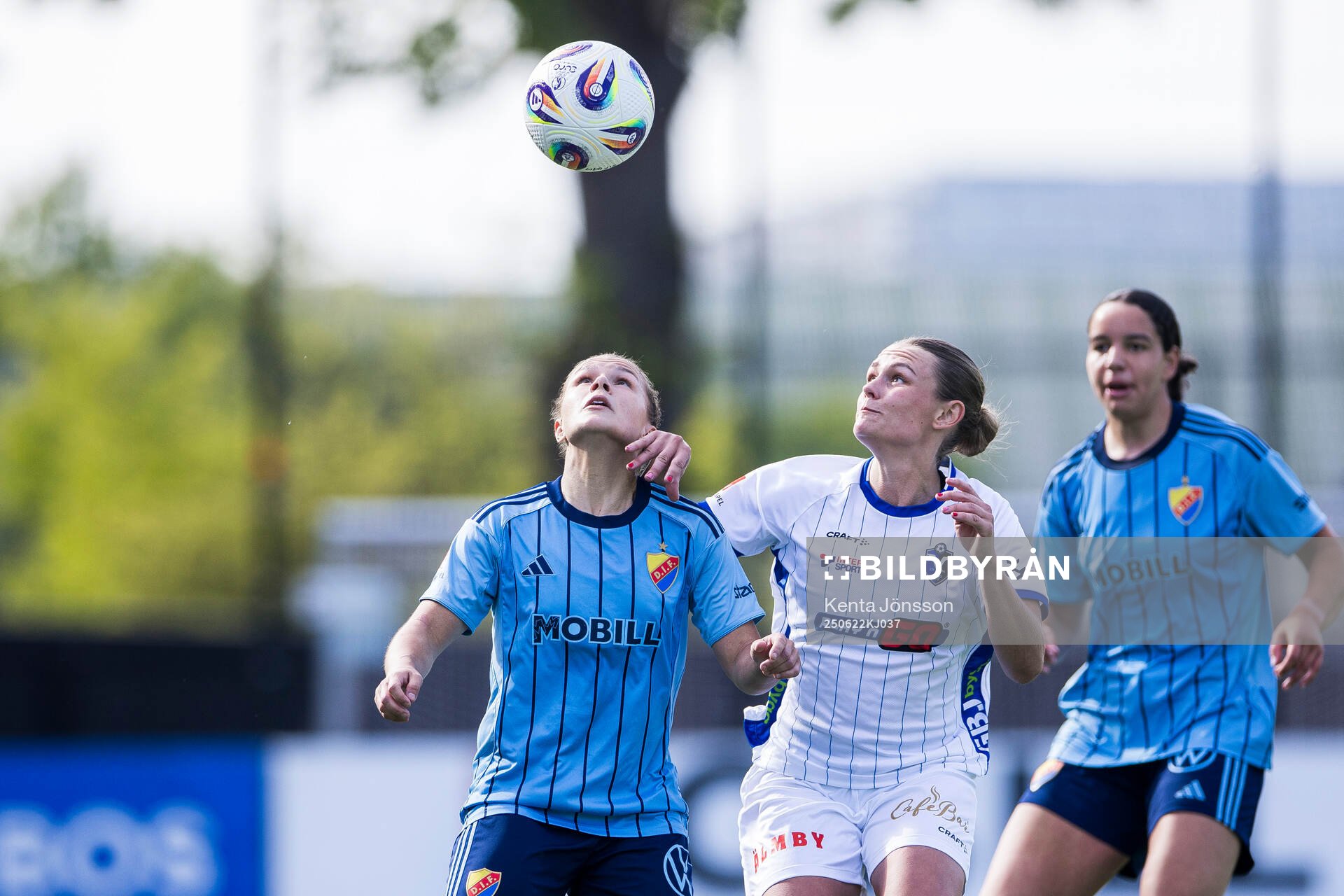 Djurgårdens Alexsandra Lobanova och Växjö DFFs Maja Bodin