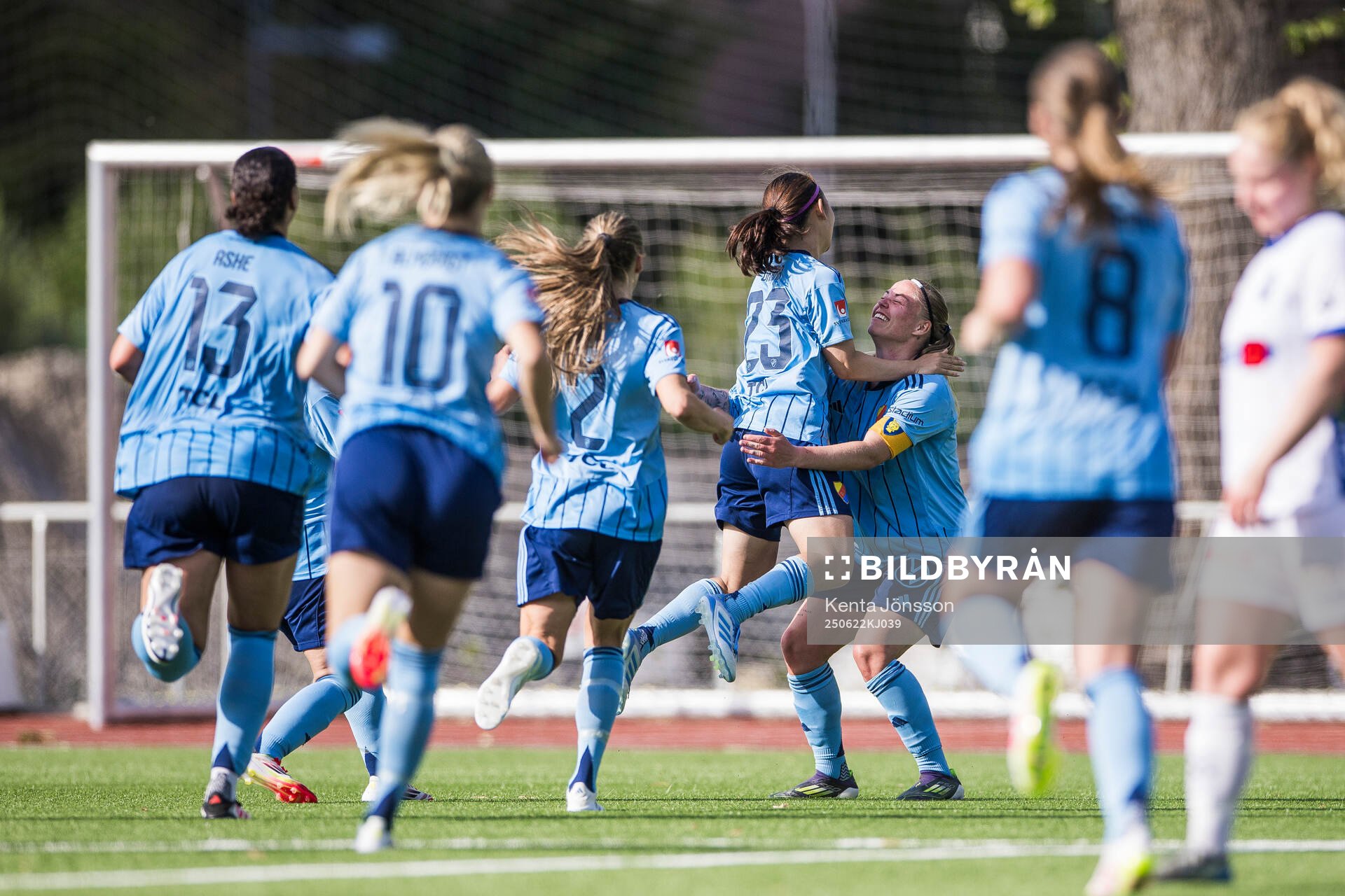 Djurgårdens Urara Watanabe och Therese Åsland jublar