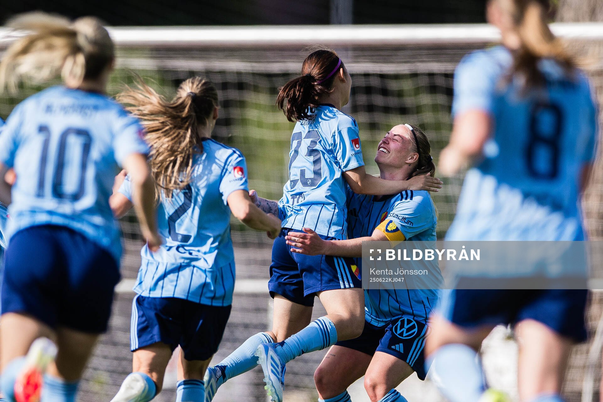Djurgårdens Urara Watanabe och Therese Åsland jublar