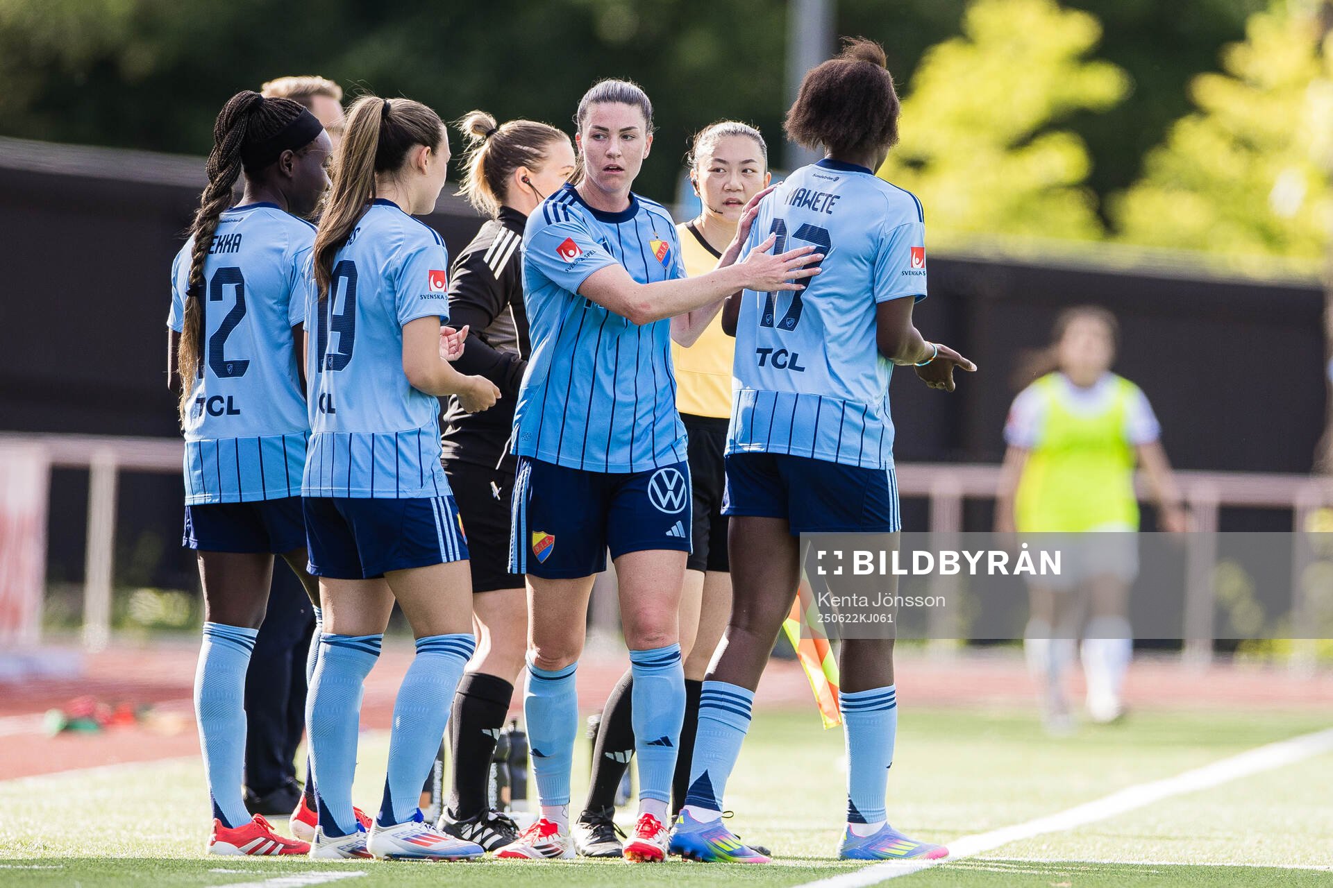 Djurgårdens Pauline Hammarlund i ett byte