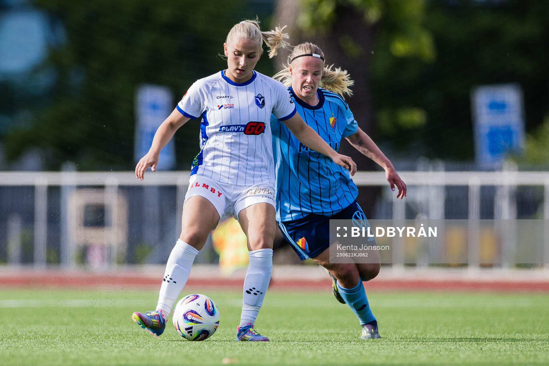Växjö DFFs Helmi Raijas och Djurgårdens Therese Åsland