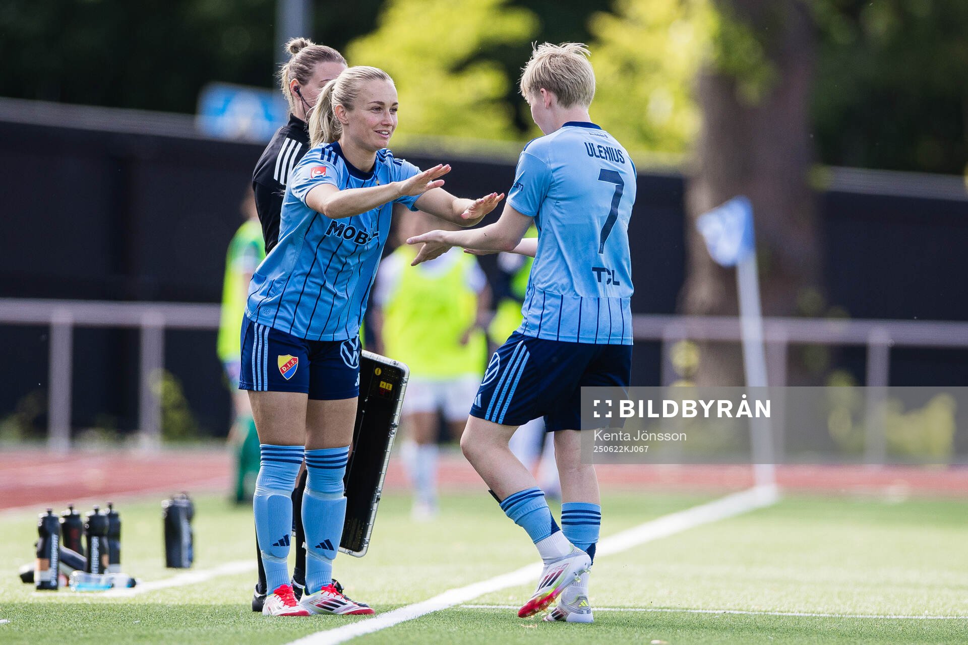 Djurgårdens Tove Almqvist och Olivia Ulenius i ett byte