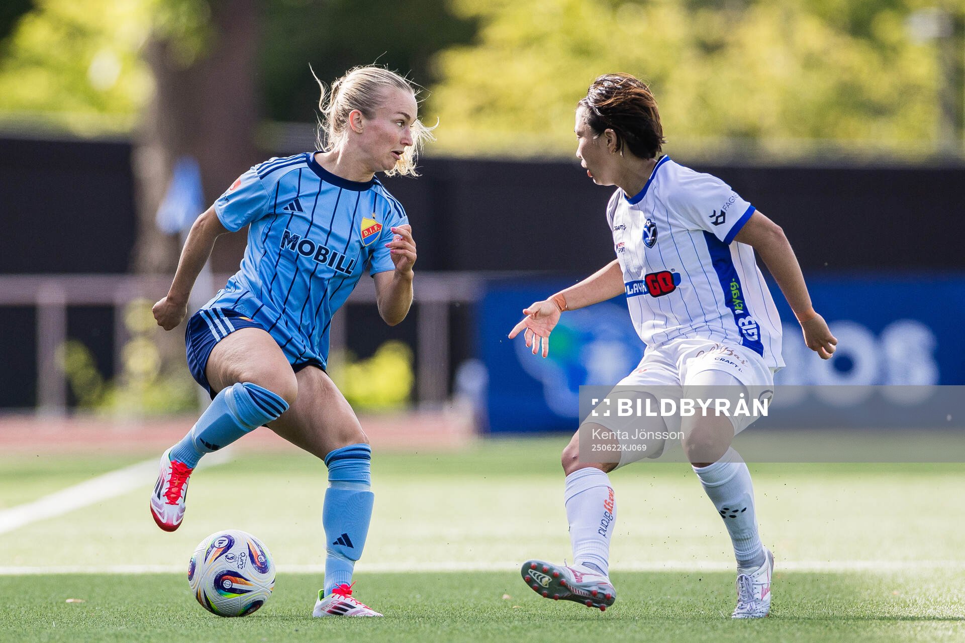 Djurgårdens Tove Almqvist och Växjö DFFs Miho Kamogawa