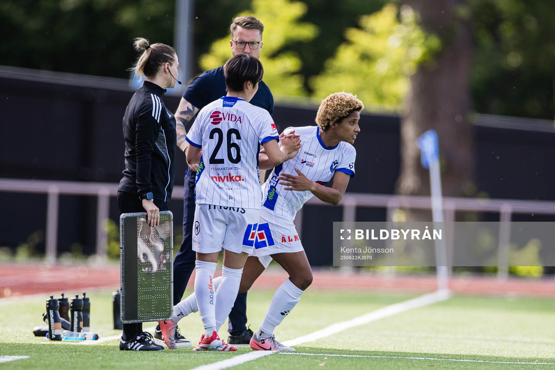 Växjö DFFs Suzu Amano och Eva Dessislava Dupuy i ett byte