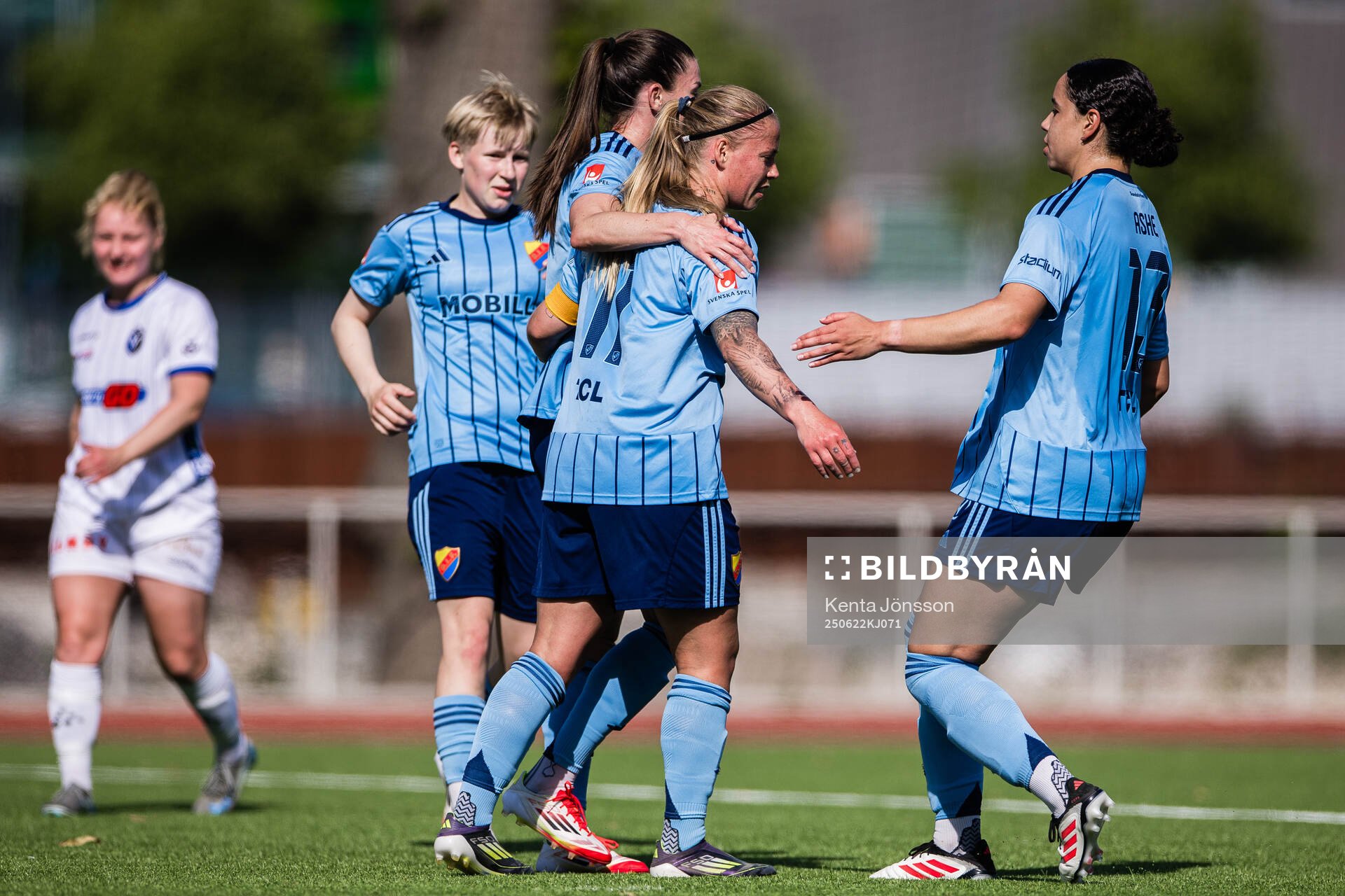 Djurgårdens Therese Åsland jublar med Pauline Hammarlund