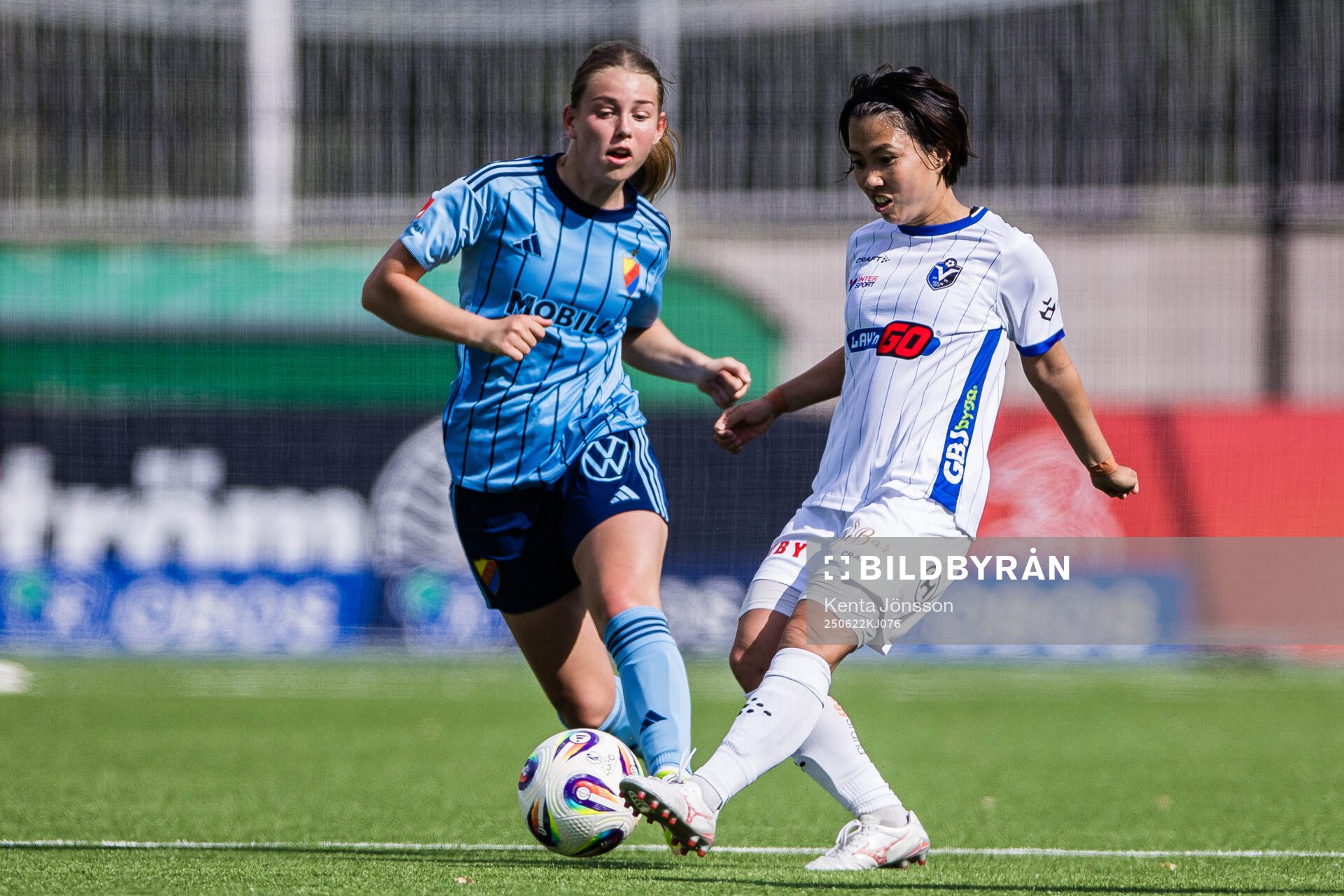 Djurgårdens Elsa Pelgander och Växjö DFFs Miho Kamogawa