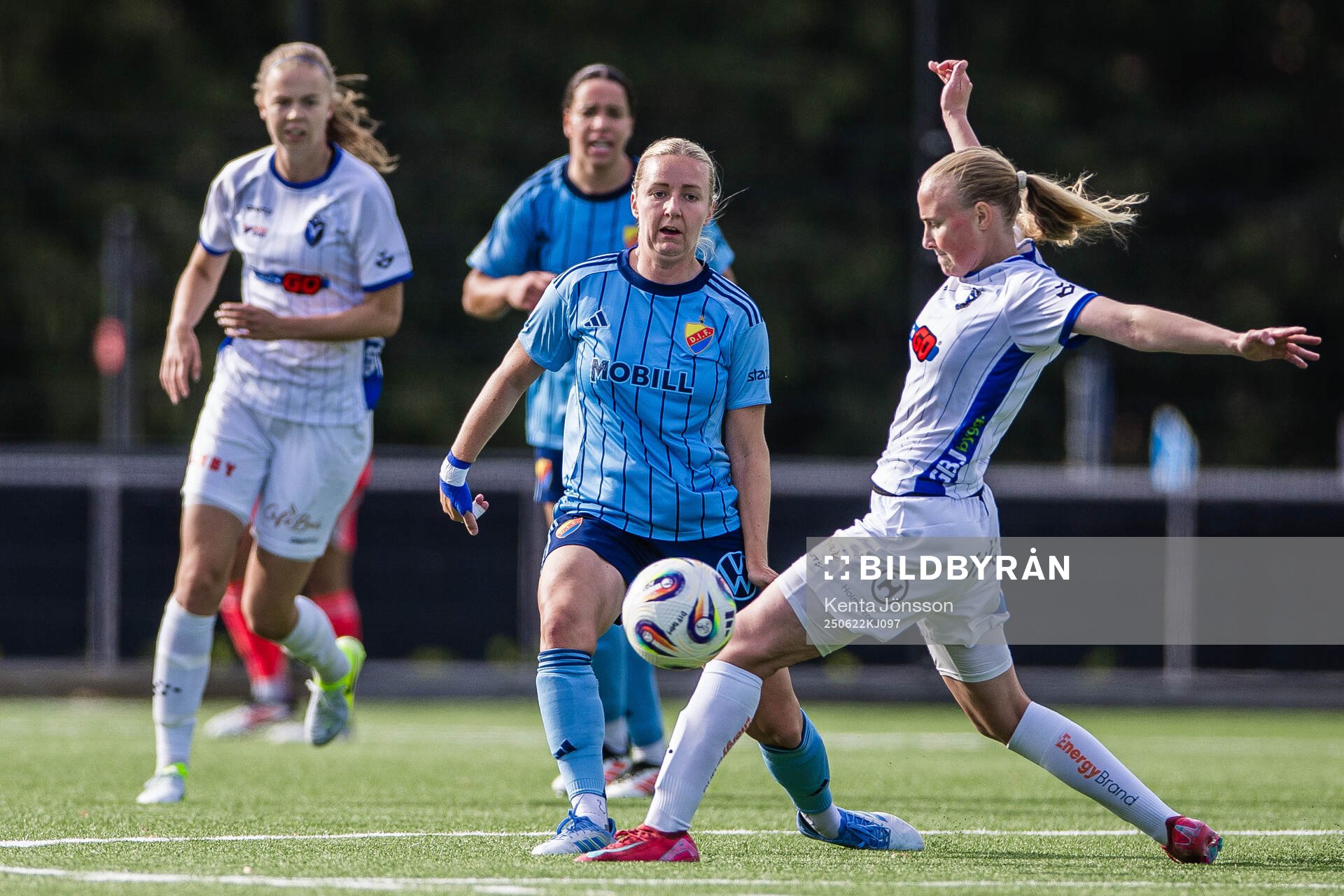 Djurgårdens Alexandra Jonasson och Växjö DFFs Ebba Wieder