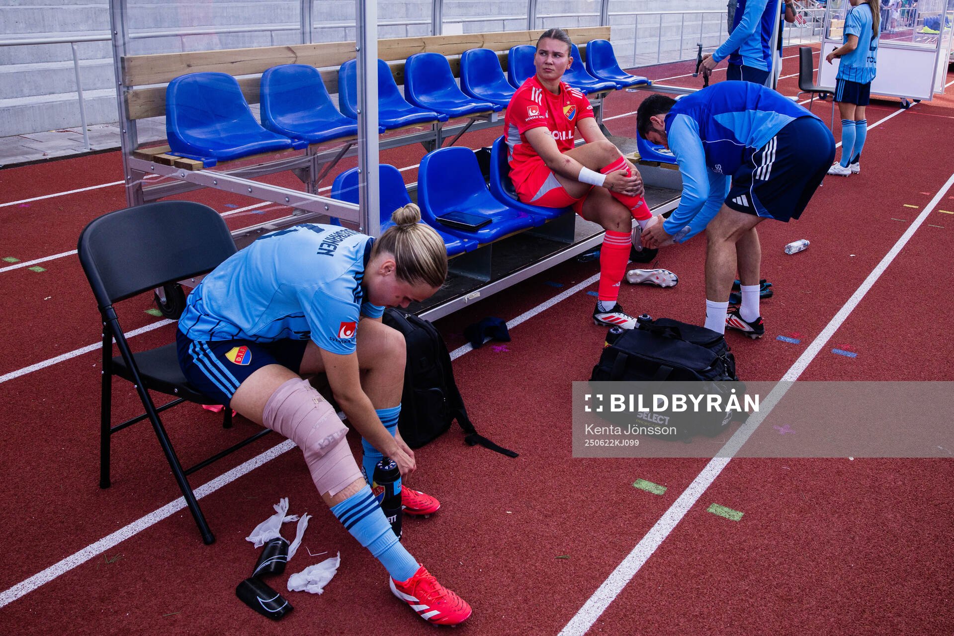 Djurgårdens Nanne Ruuskanen och målvakt Anna Aurora