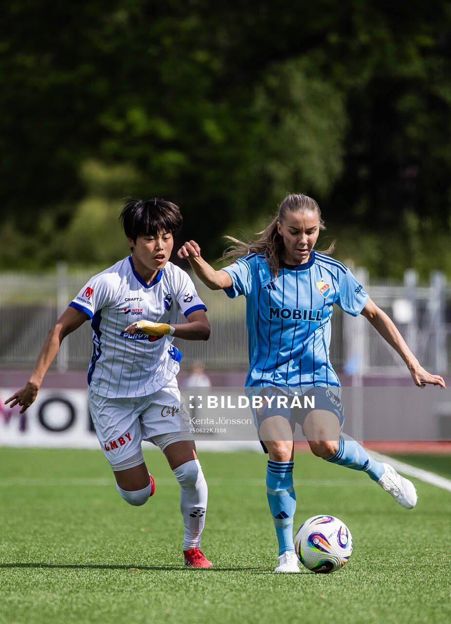 Växjö DFFs Suzu Amano och Djurgårdens Ebba Hed