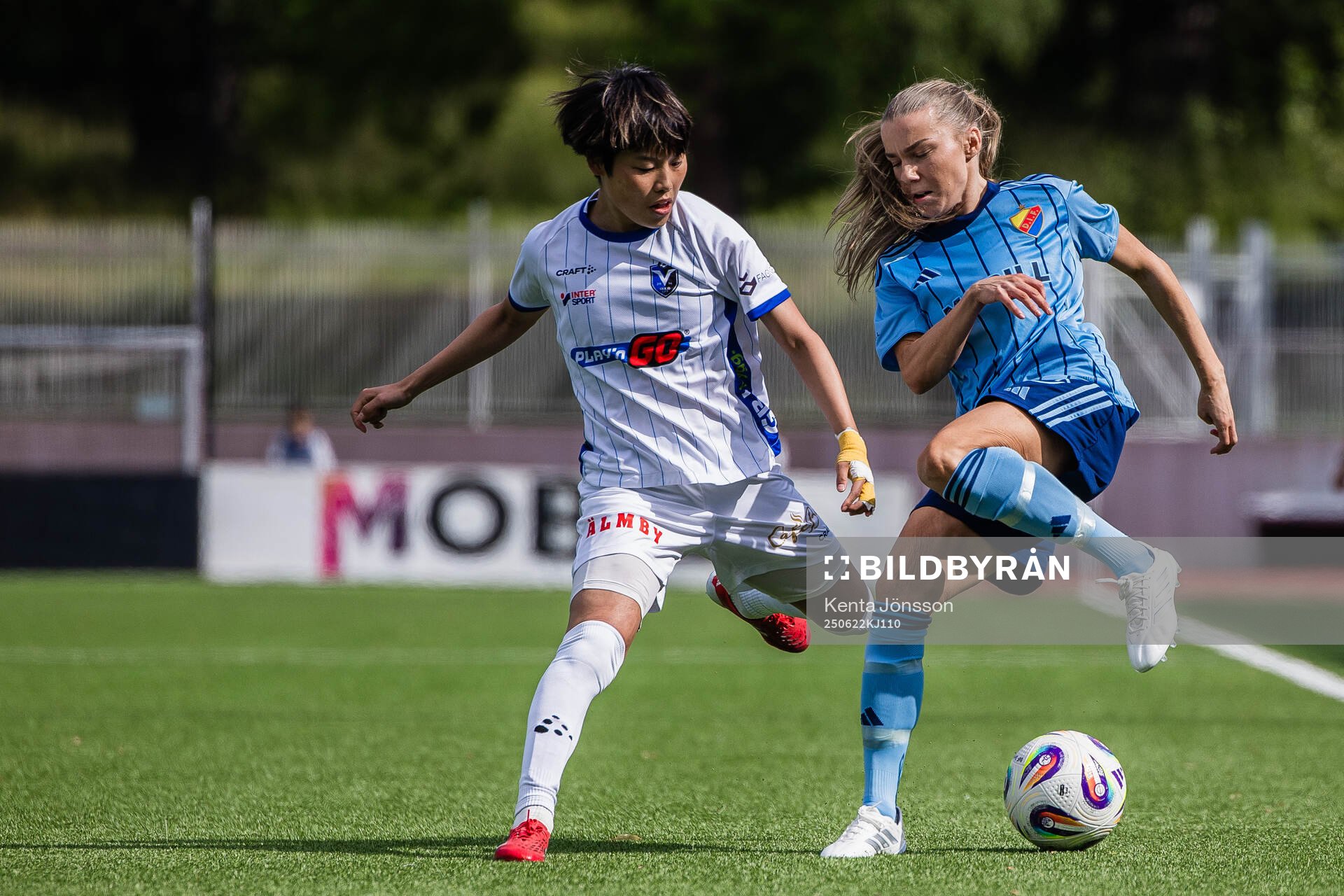Växjö DFFs Suzu Amano och Djurgårdens Ebba Hed