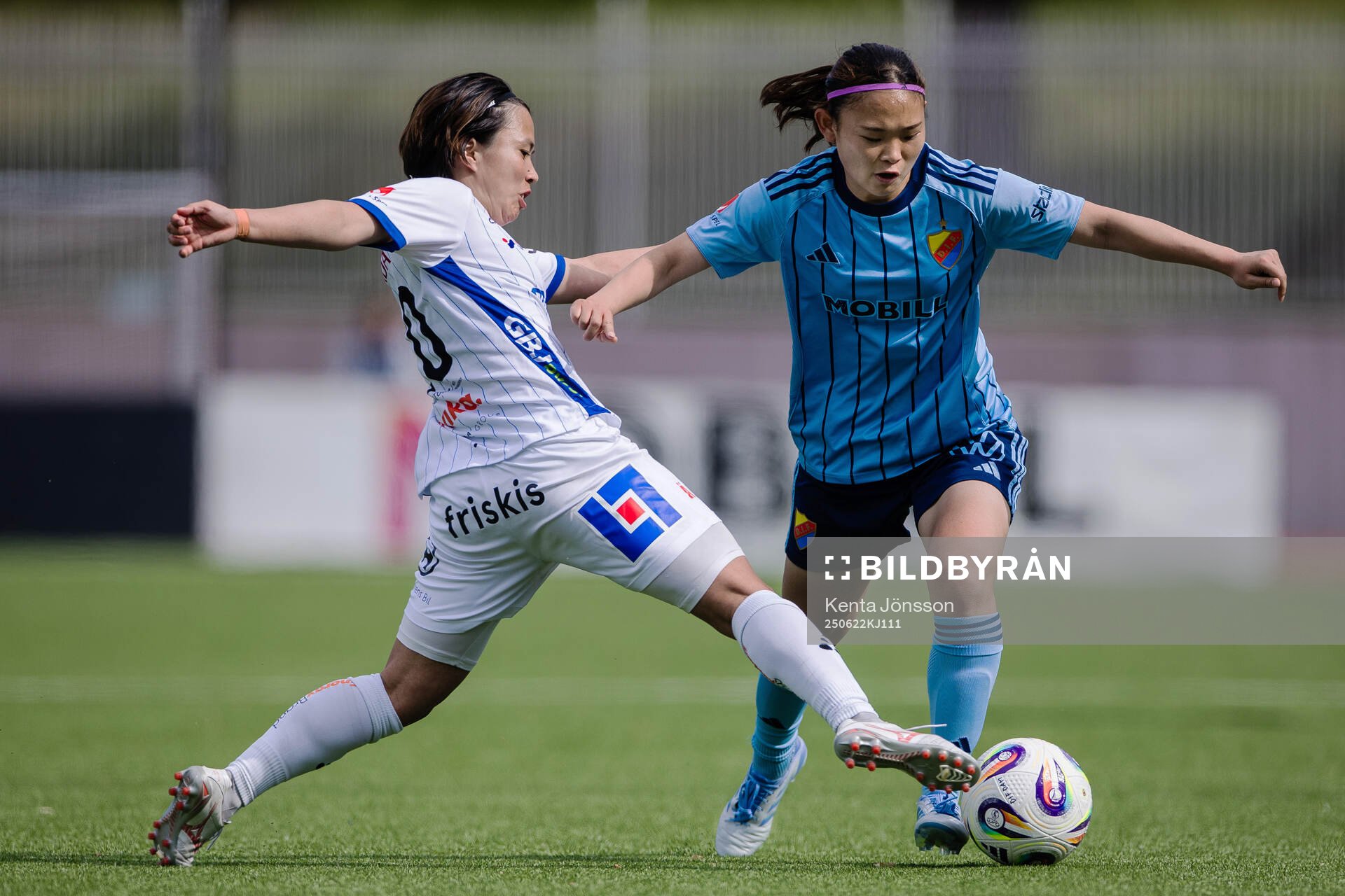 Växjö DFFs Miho Kamogawa och Djurgårdens Urara Watanabe