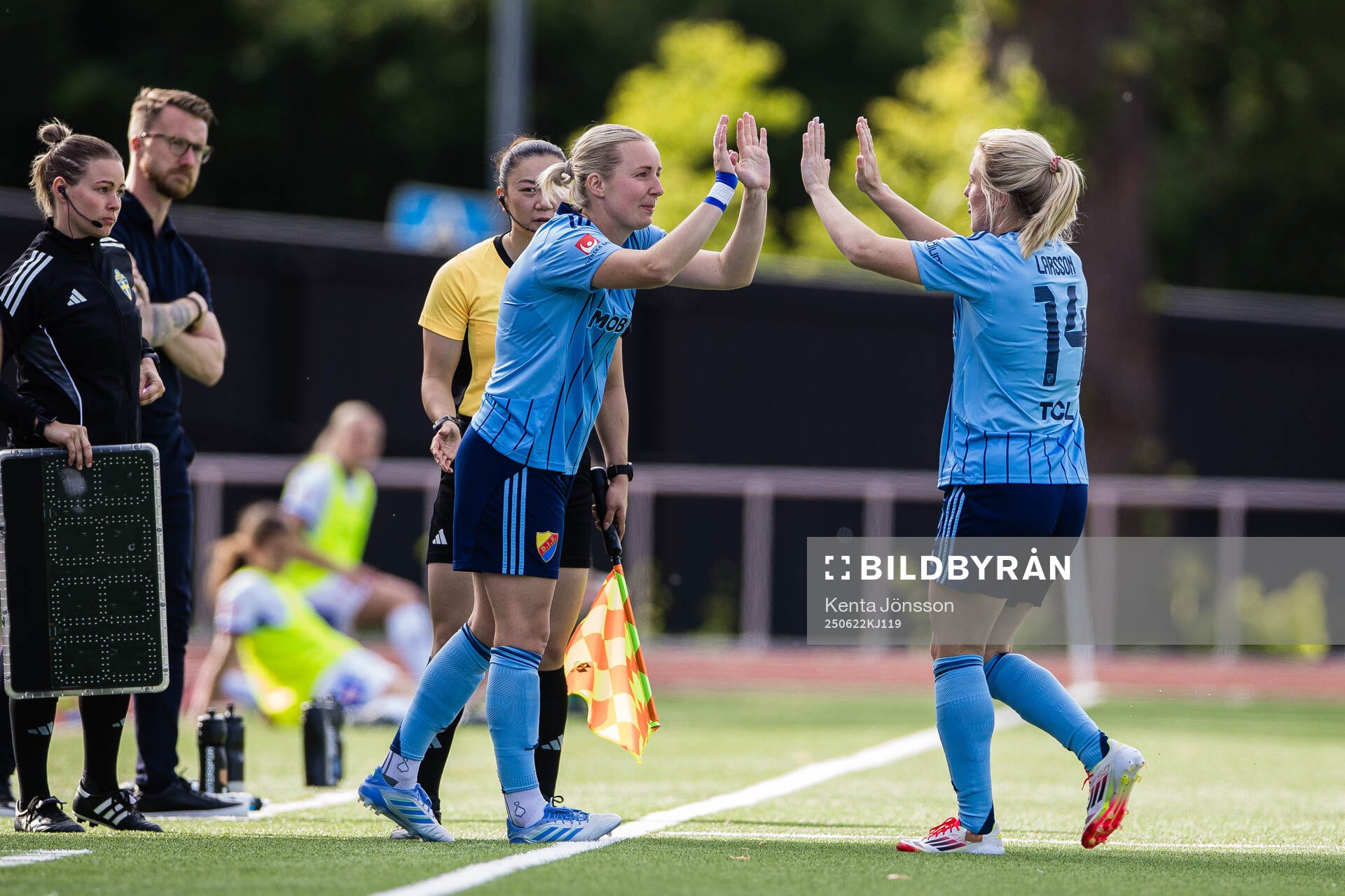 Djurgårdens Alexandra Jonasson och Mimmi Larsson i ett byte