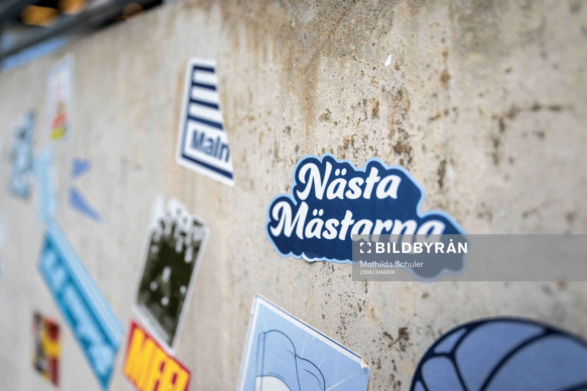 Ett klistermärke med texten Nästa Mästarna
