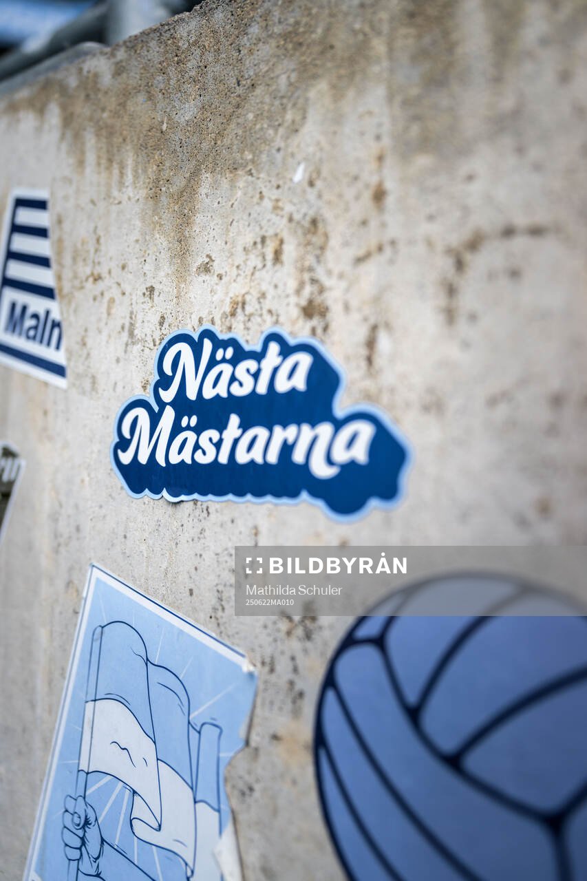 Ett klistermärke med texten Nästa Mästarna