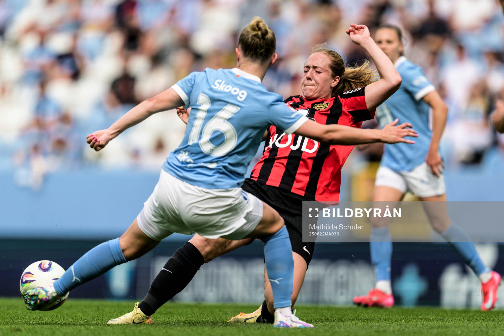 Malmö FFs Tuva Skoog och Brommapojkarnas Alice Ahlberg