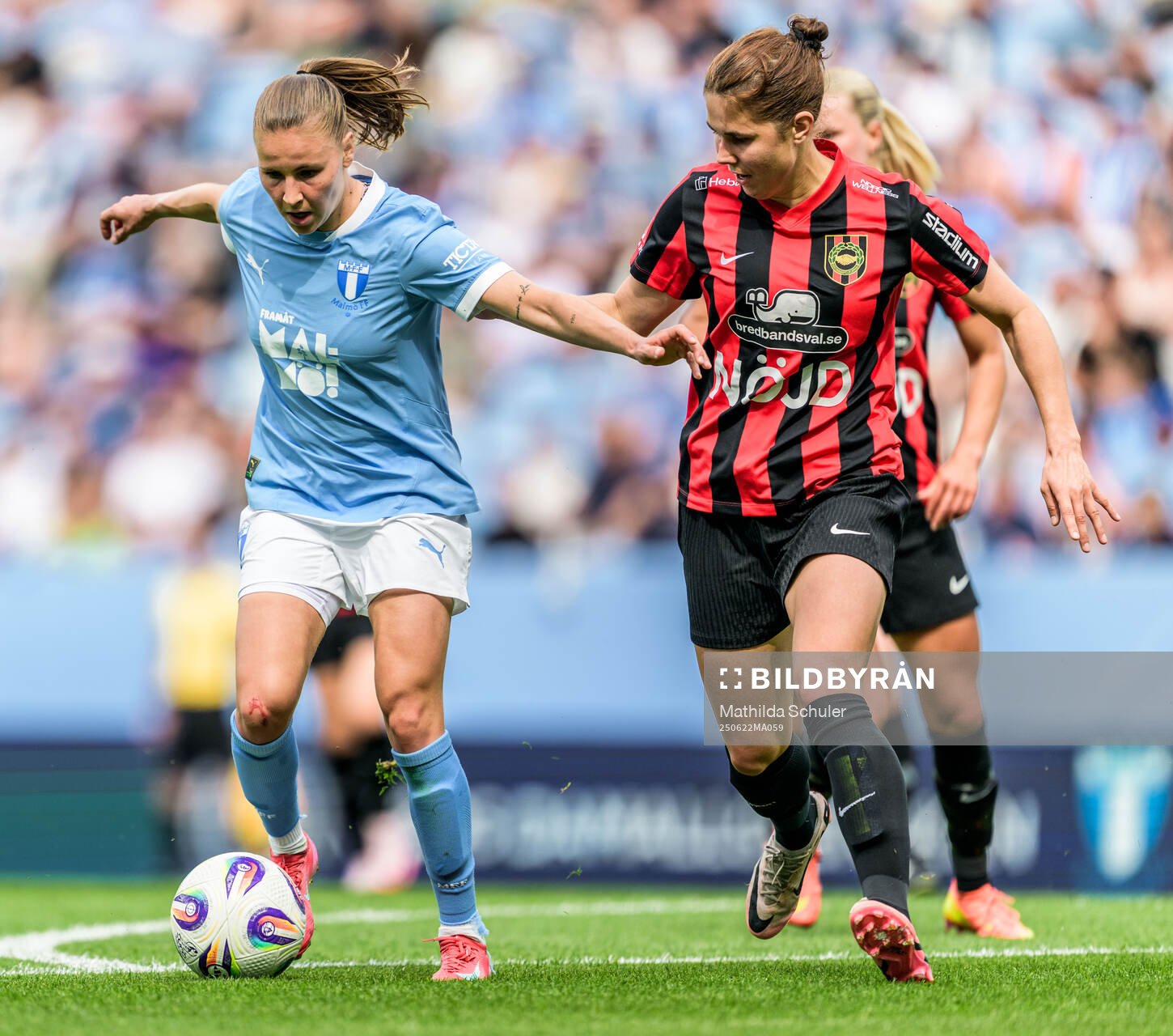 Malmö FFs Katariina Kosola och Brommapojkarnas Julia Olsson