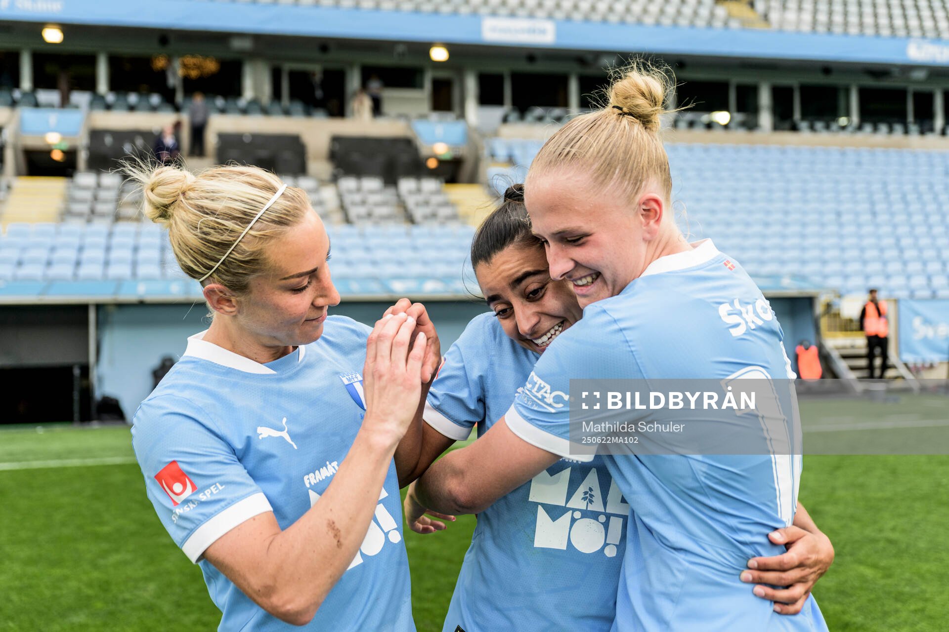 Malmö FFs Mia Persson, Ines Belloumou och Tuva Skoog jublar