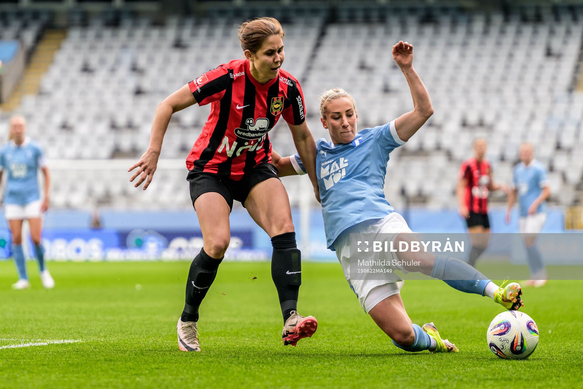 Brommapojkarnas Julia Olsson och Malmö FFs Mia Persson