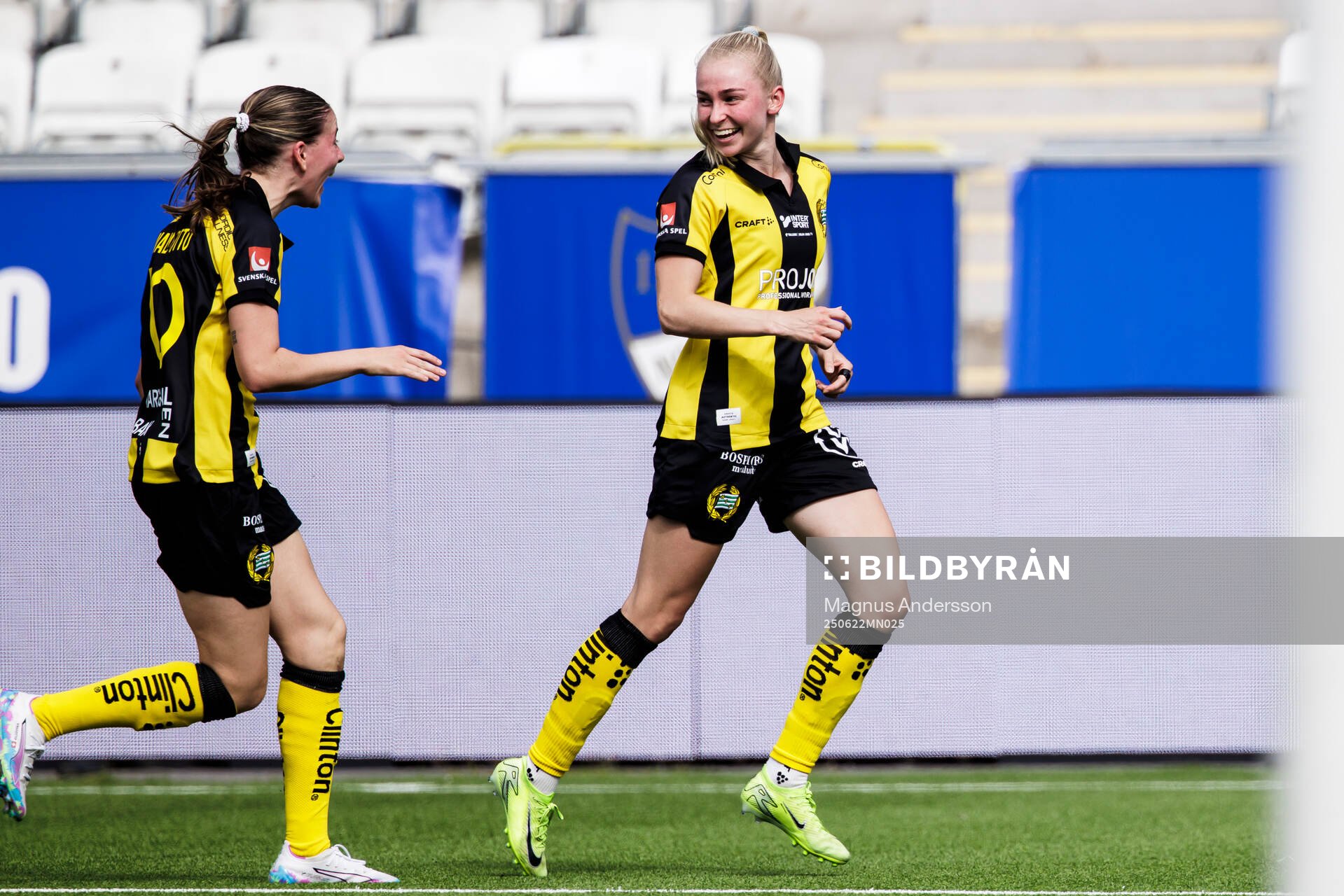 Hammarbys Emilie Joramo jublar