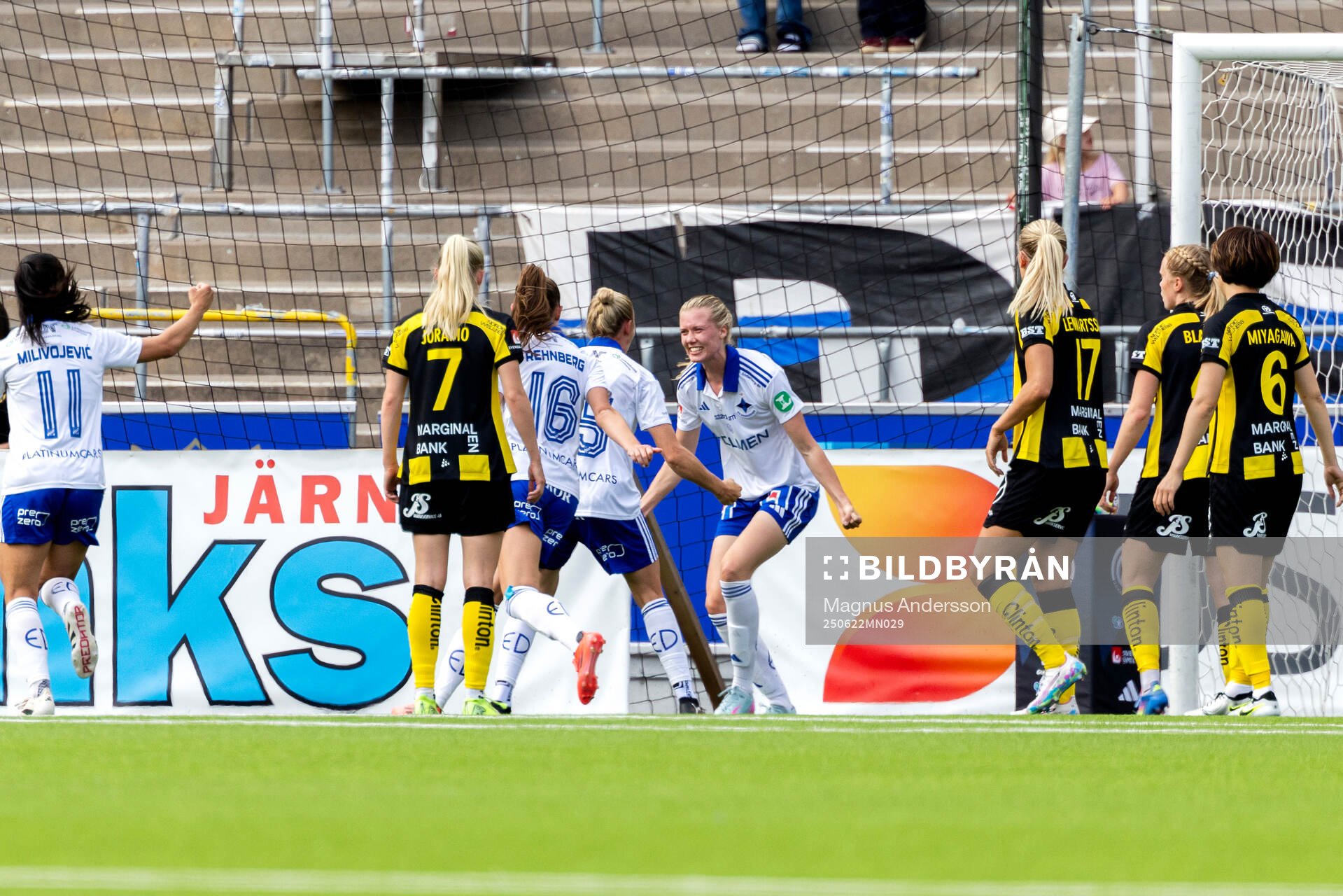 IFK Norrköpings Ebba Handfast jublar