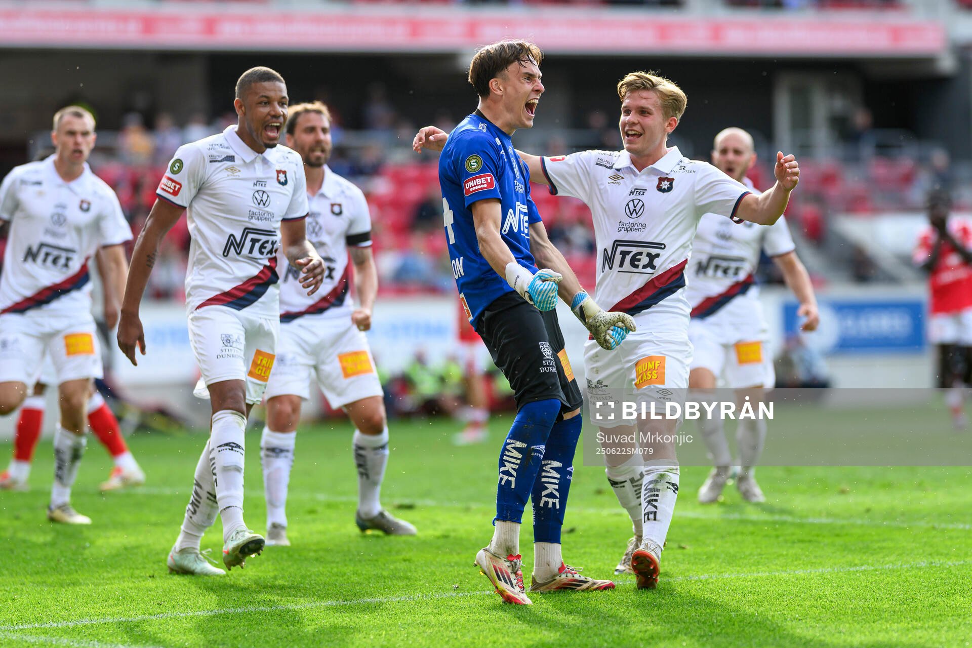 Örgrytes målvakt Hampus Gustafsson jublar