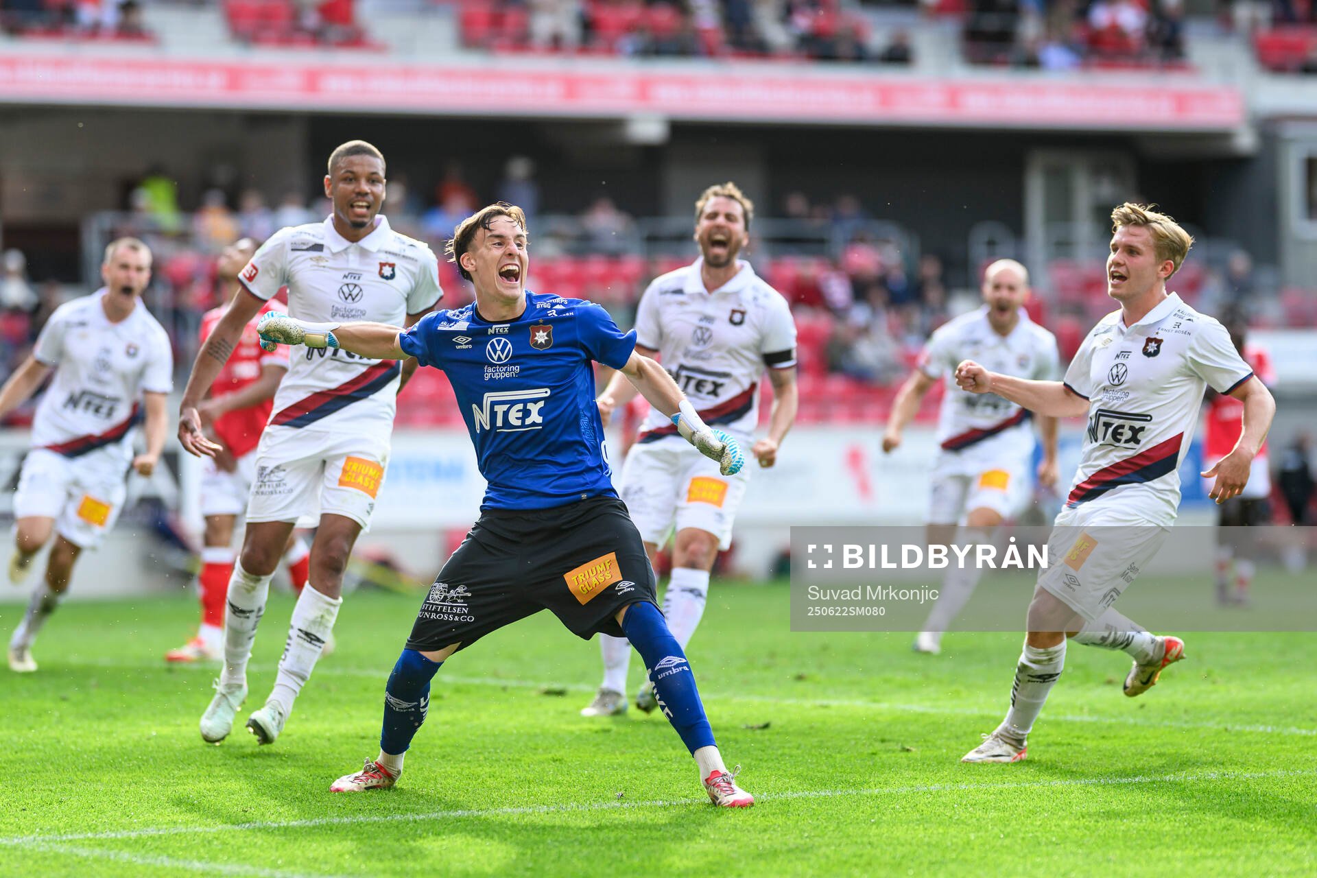 Örgrytes målvakt Hampus Gustafsson jublar
