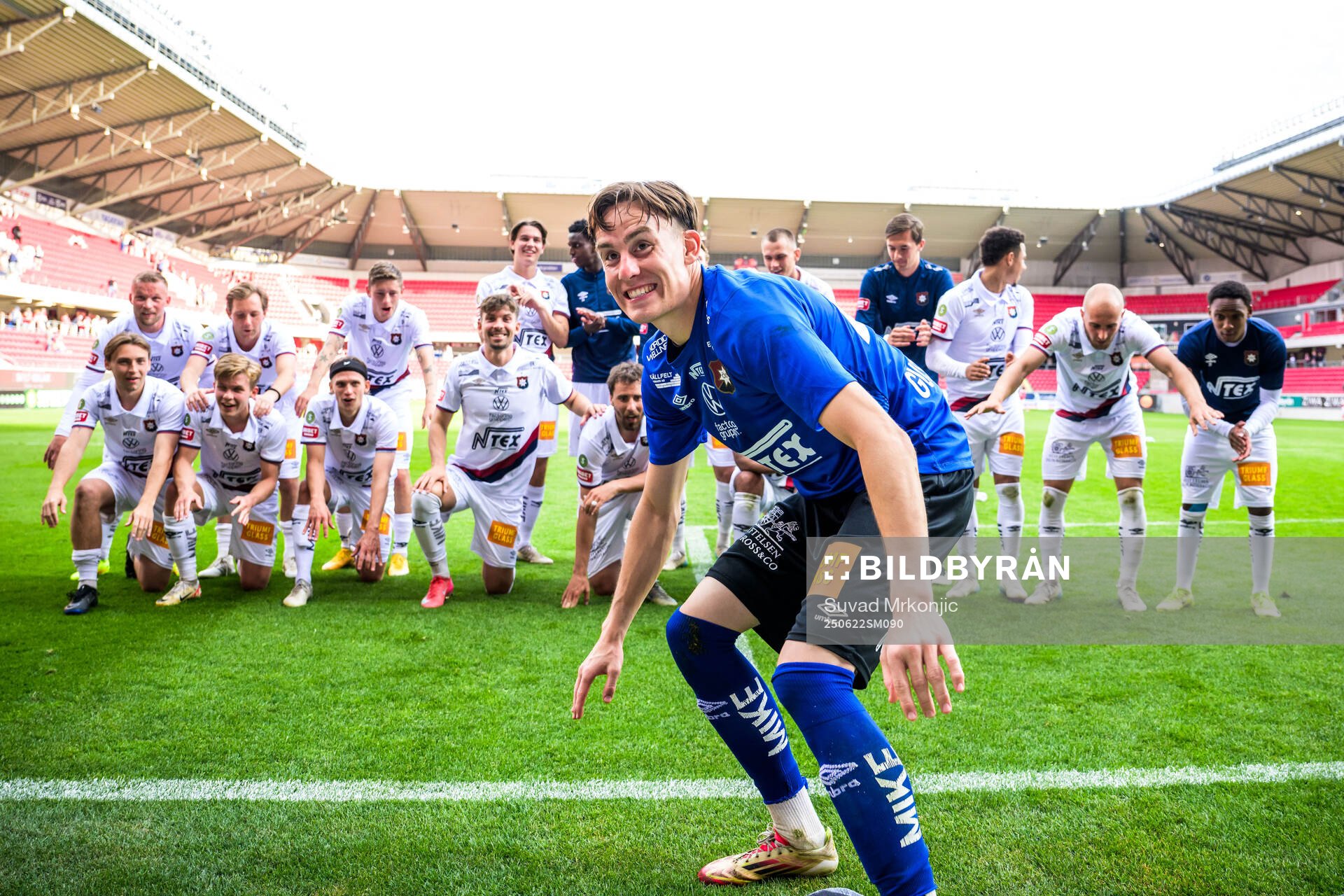 Örgrytes målvakt Hampus Gustafsson jublar