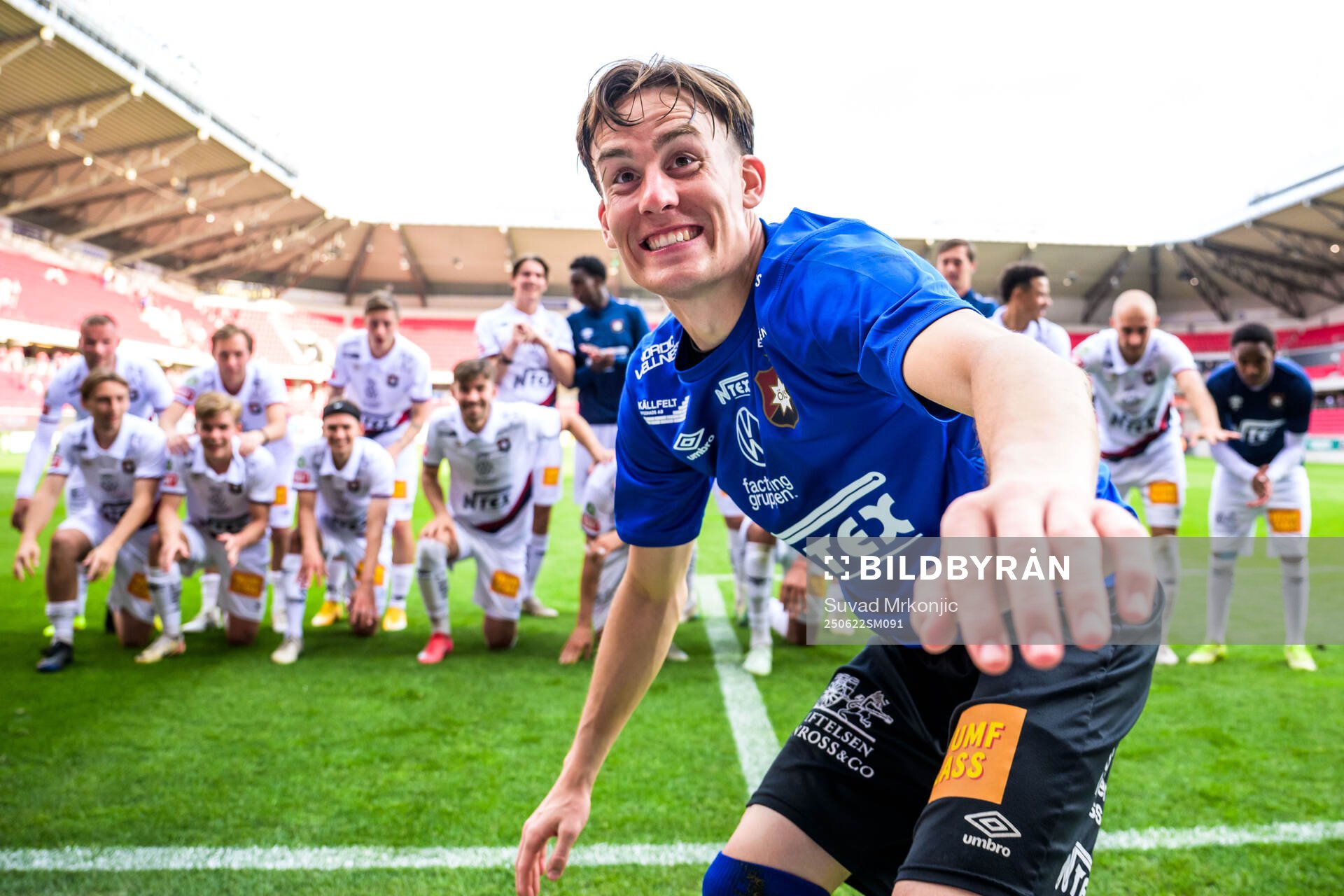 Örgrytes målvakt Hampus Gustafsson jublar
