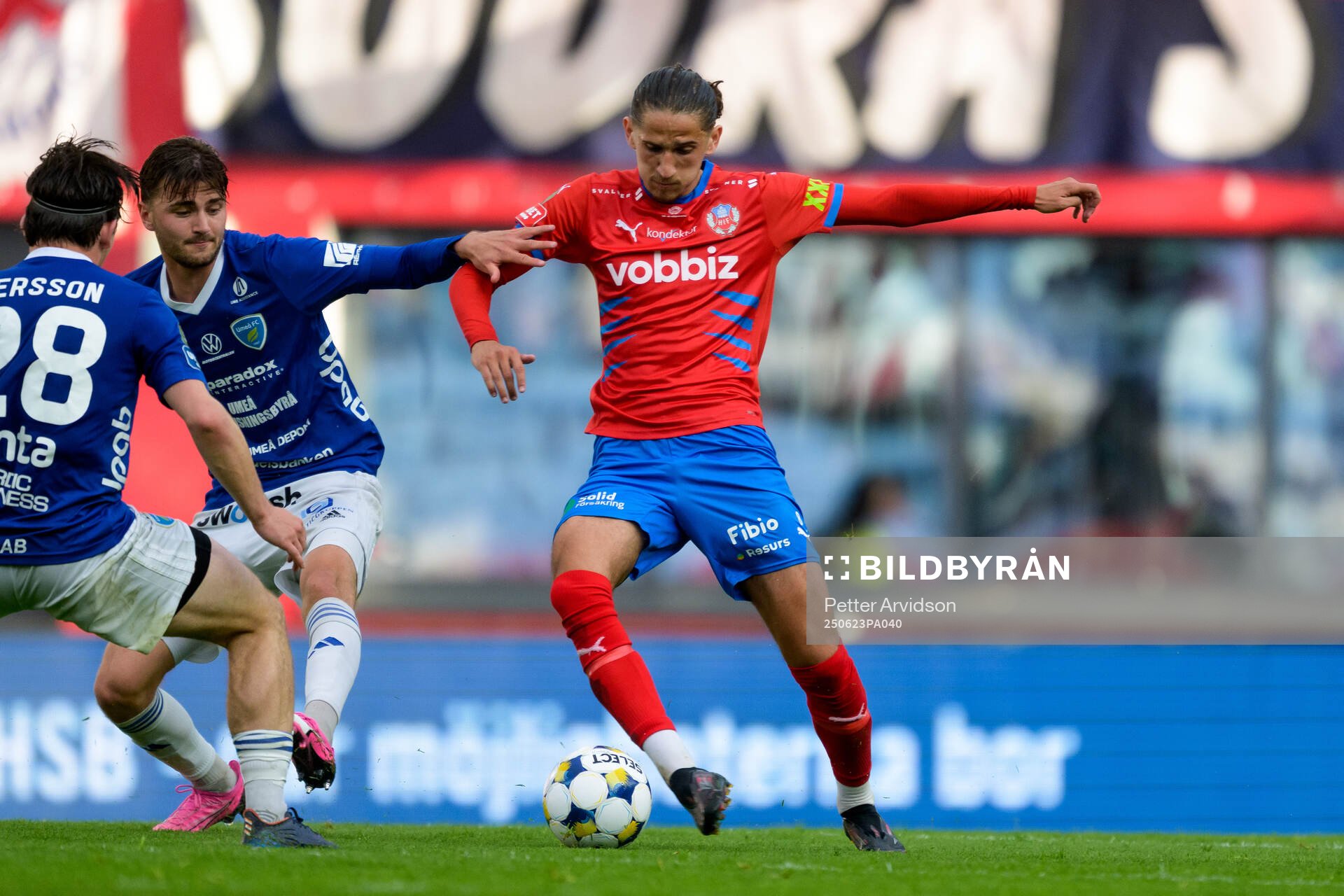Umeå FCs Tim Olsson och Helsingborgs Ervin Gigovic