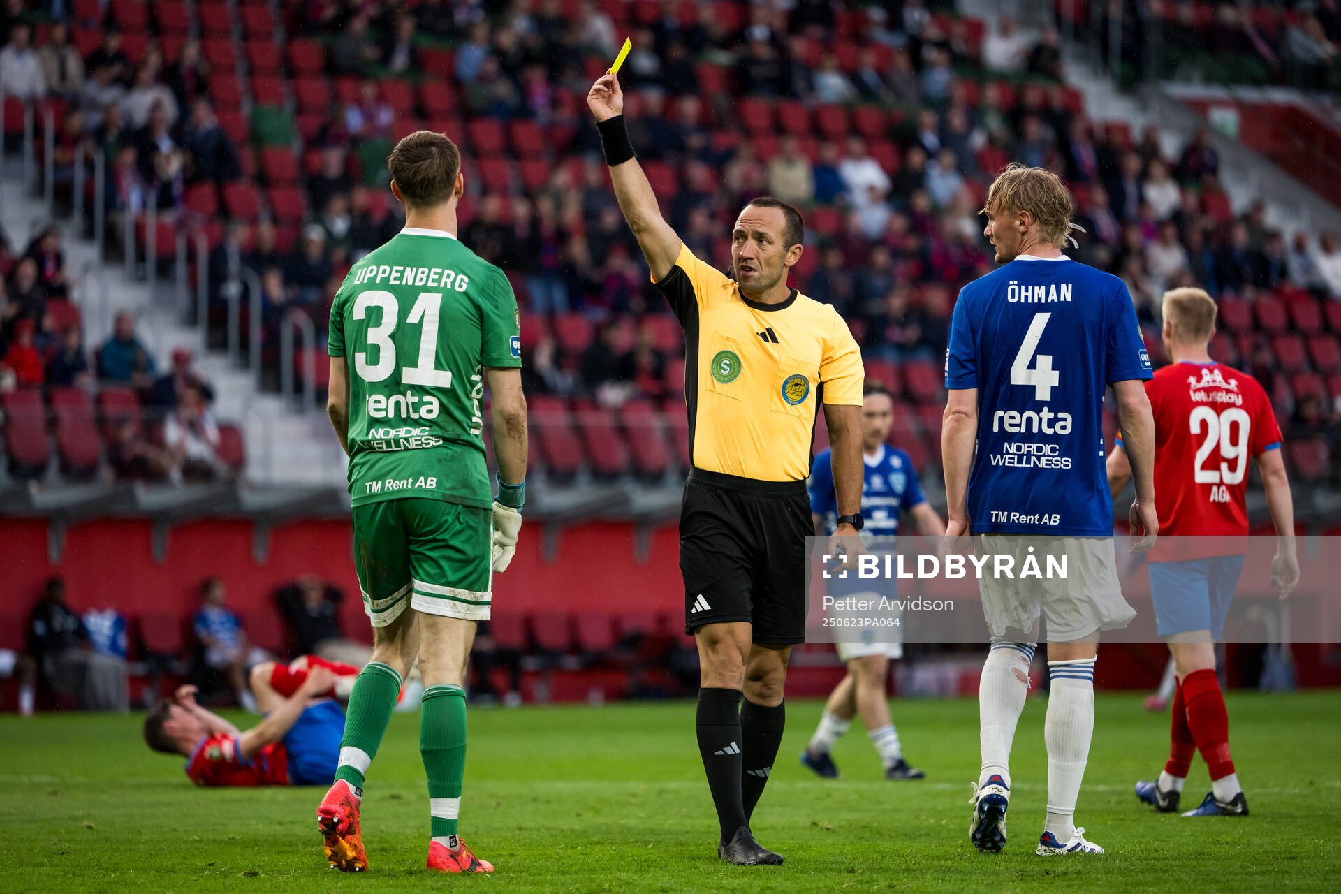 Umeå FCs målvakt Melker Uppenberg får en varning av