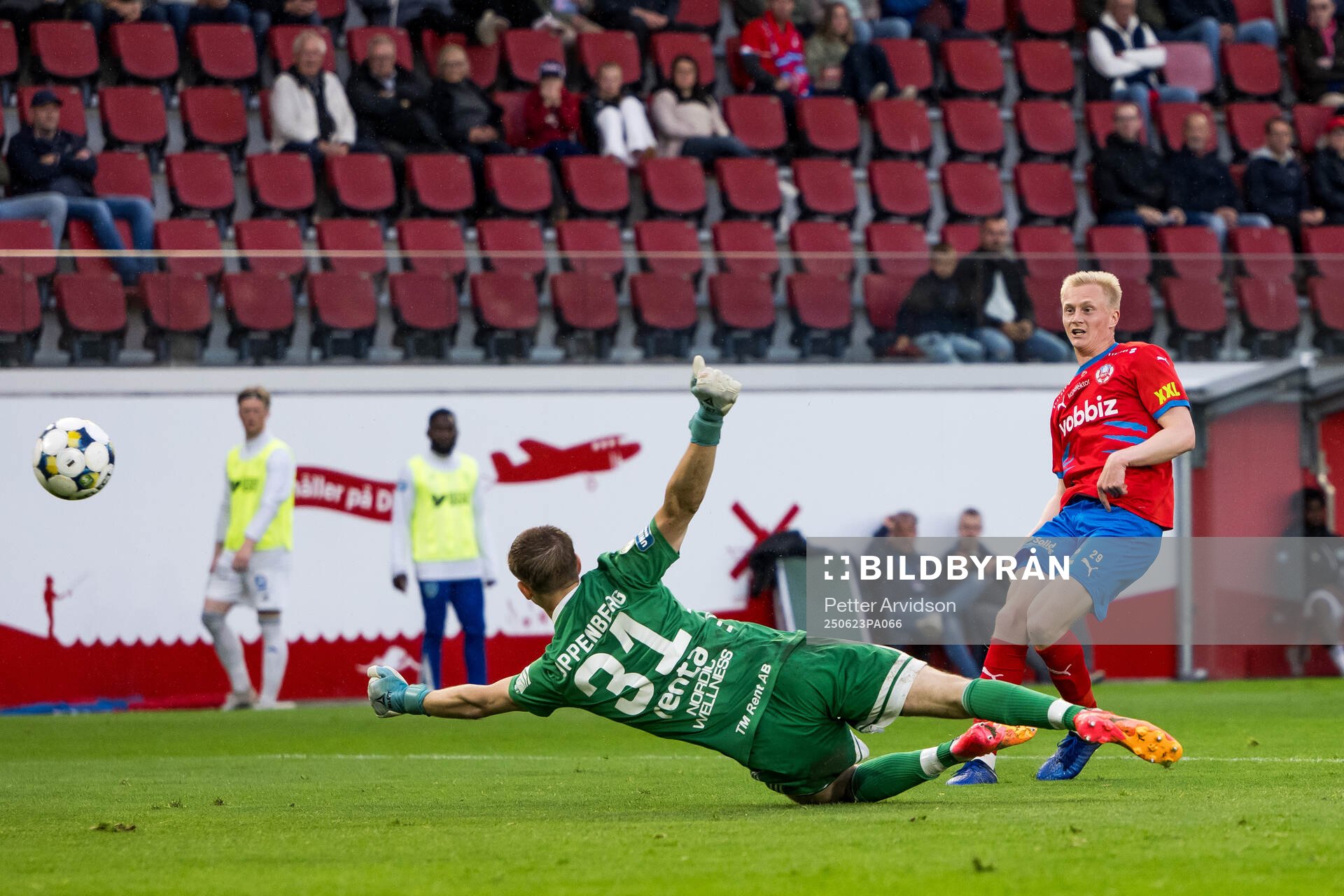 Umeå FCs Melker Uppenberg och Helsingborgs Oscar Aga