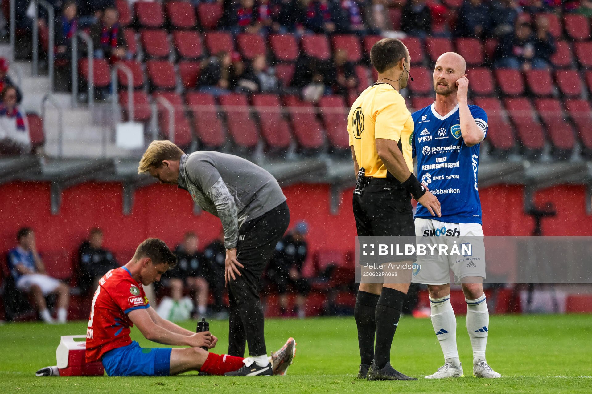 Umeå FCs Stefan Lindmark i samtal med Domare Kaspar