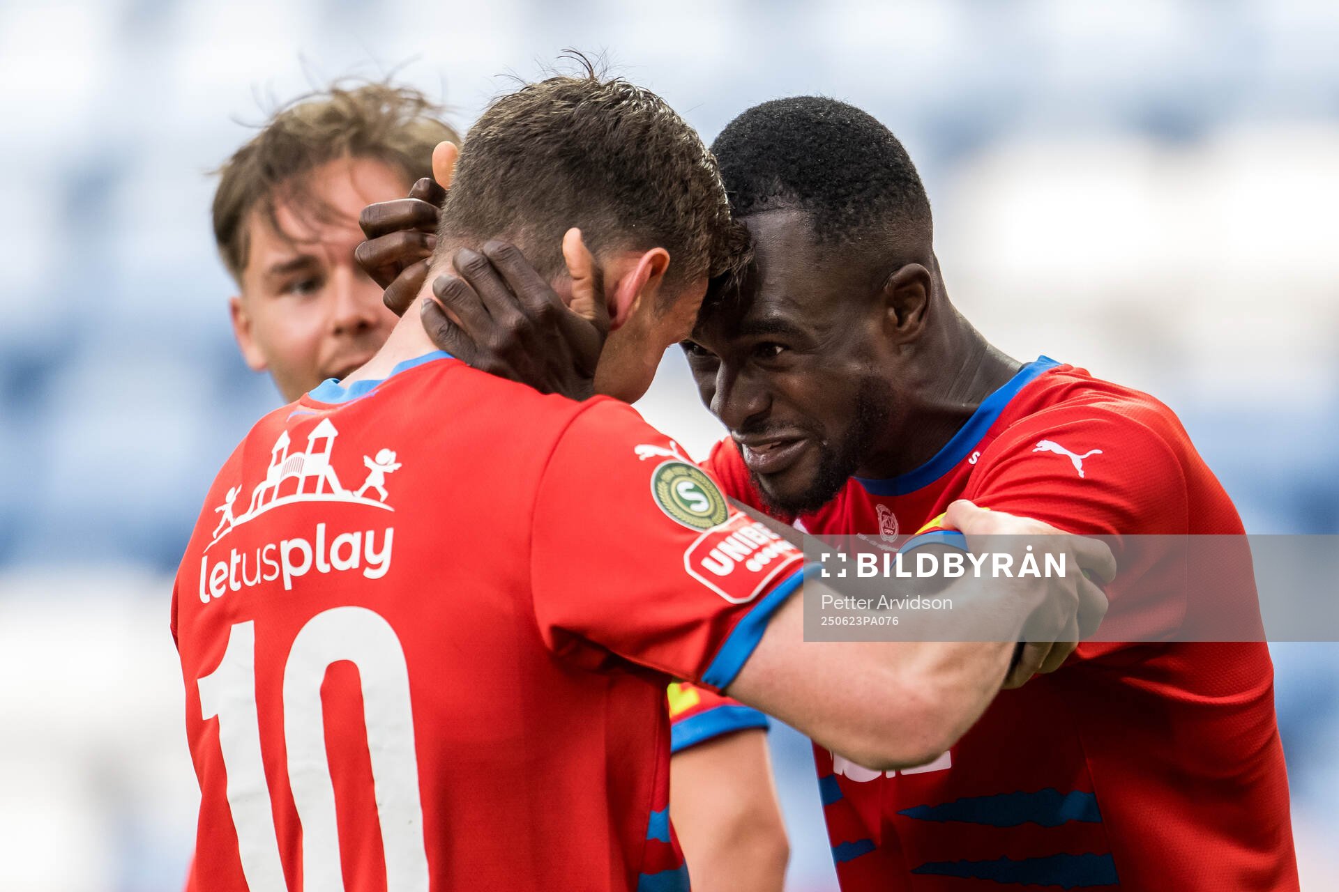 Helsingborgs Max Svensson och Adam Akimey jublar