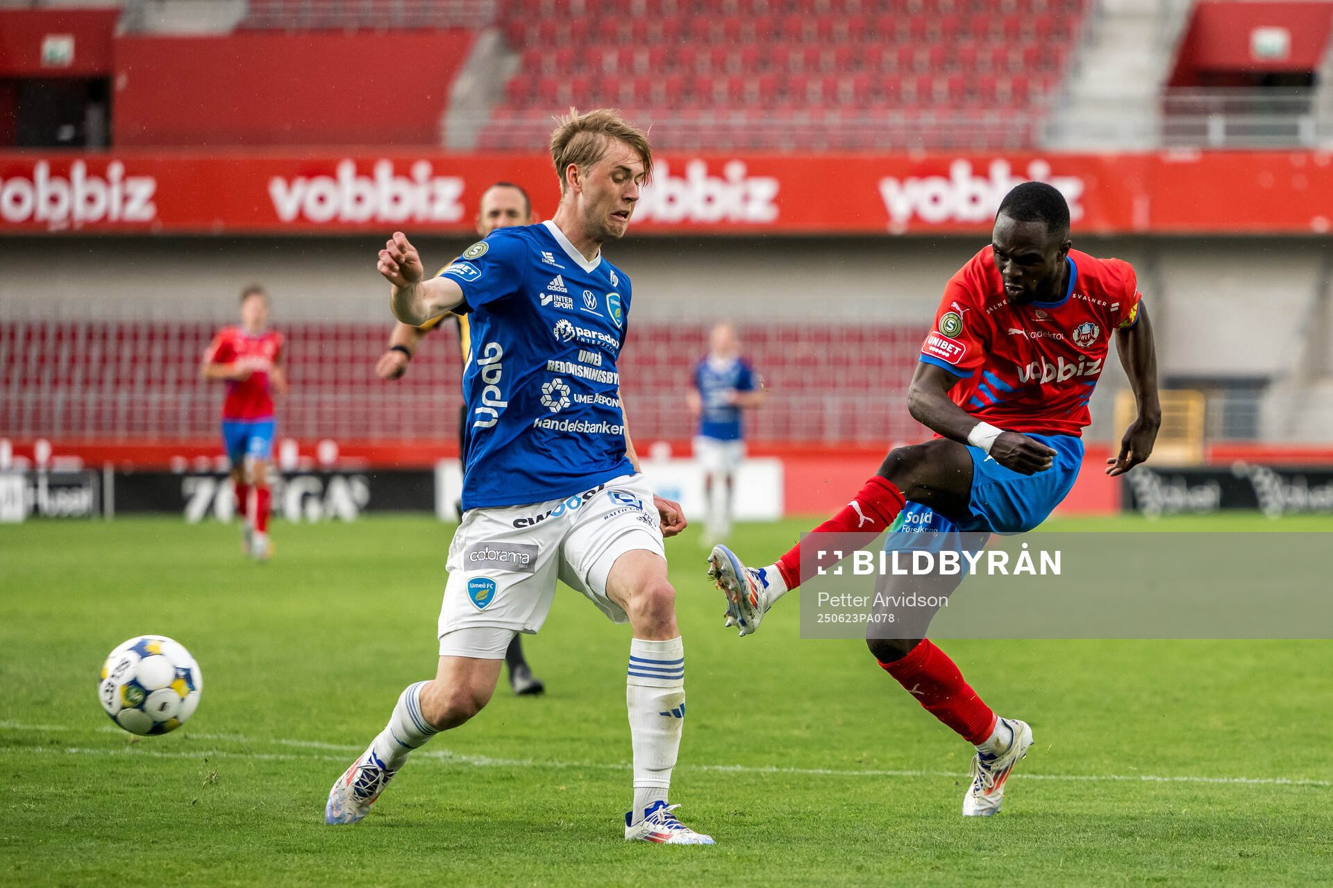 Umeå FCs David Ekman och Helsingborgs Adam Akimey