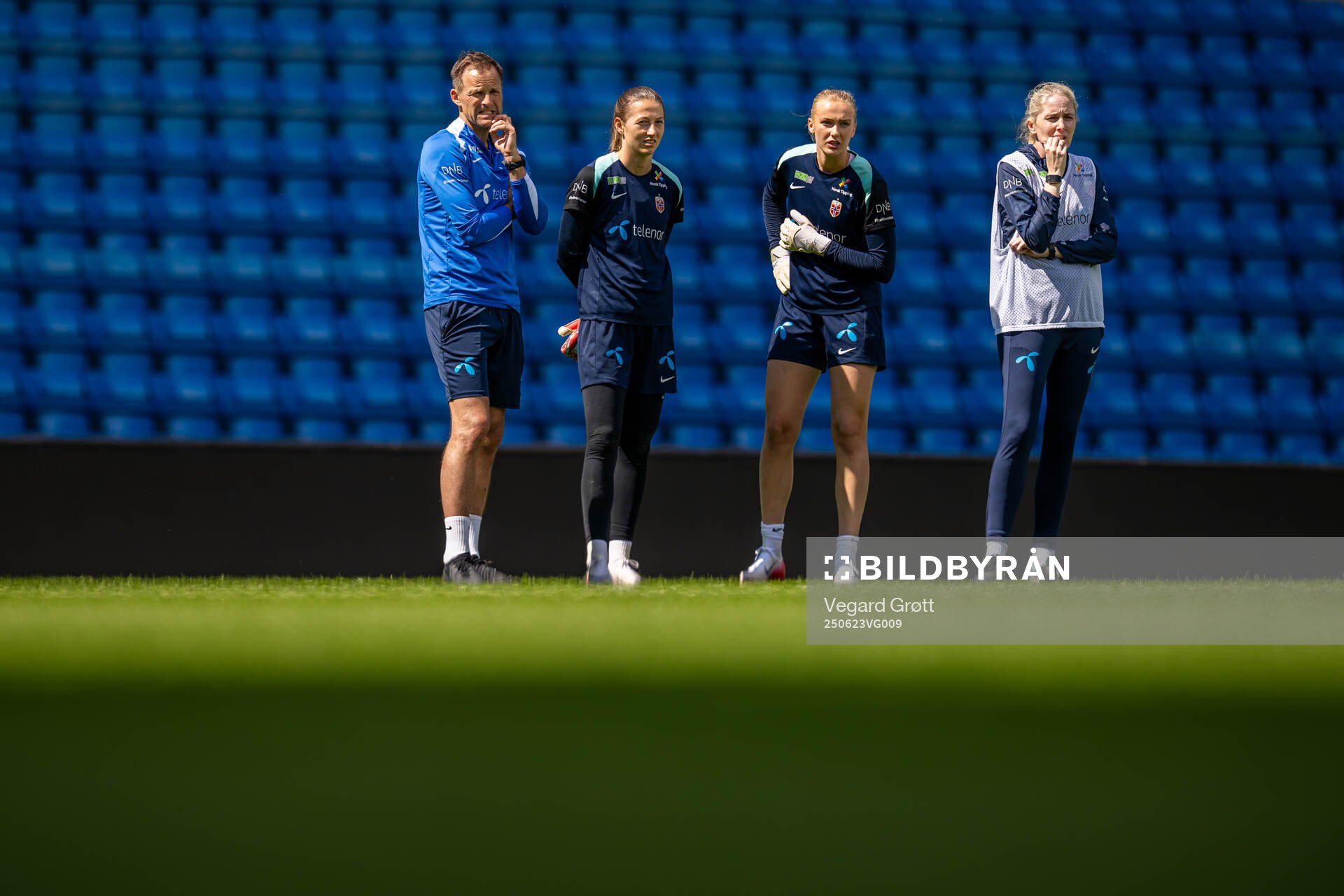 Goalkeeper coach Jon Knudsen, goalkeeper Cecilie