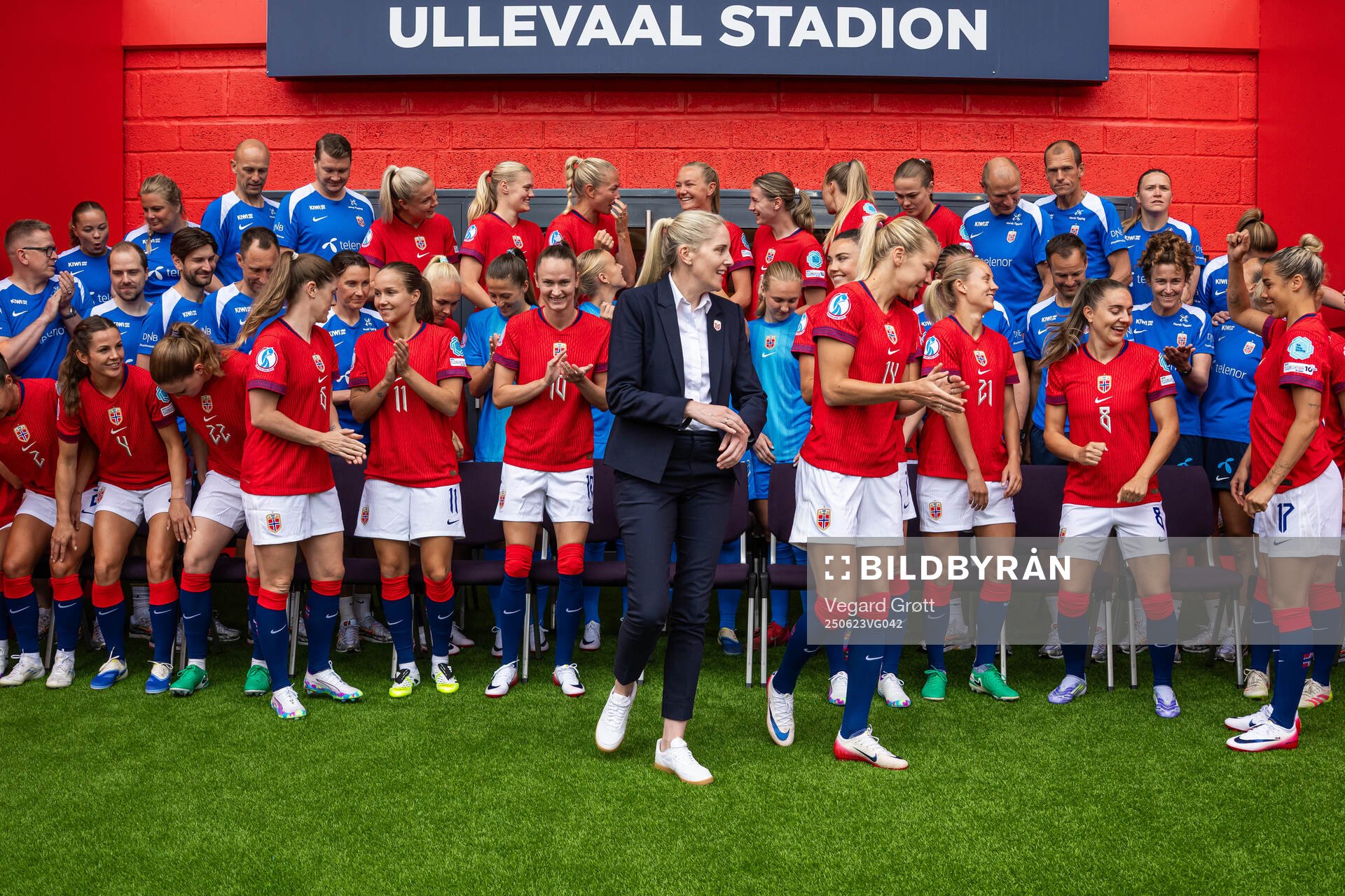 Head coach Gemma Grainger, players and staff of the