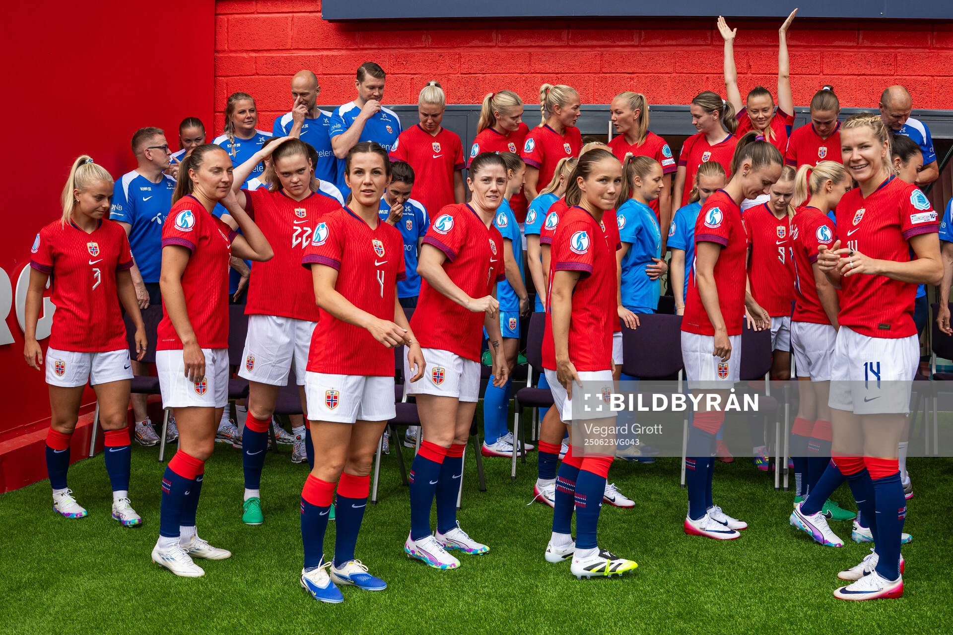 Tuva Hansen, Maren Mjelde, Guro Reiten and players of the