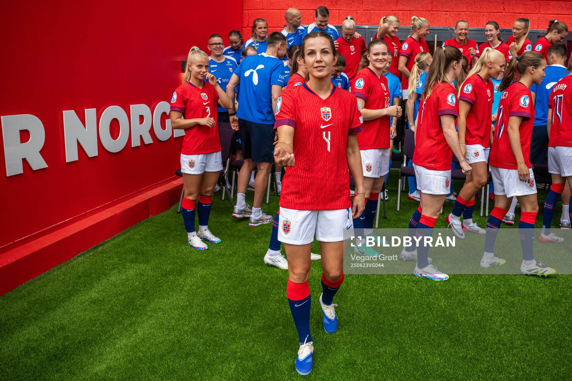 Tuva Hansen and players of the Norwegian women's national