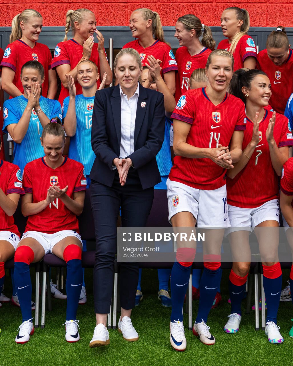 Head coach Gemma Grainger, Ada Hegerberg and players of the