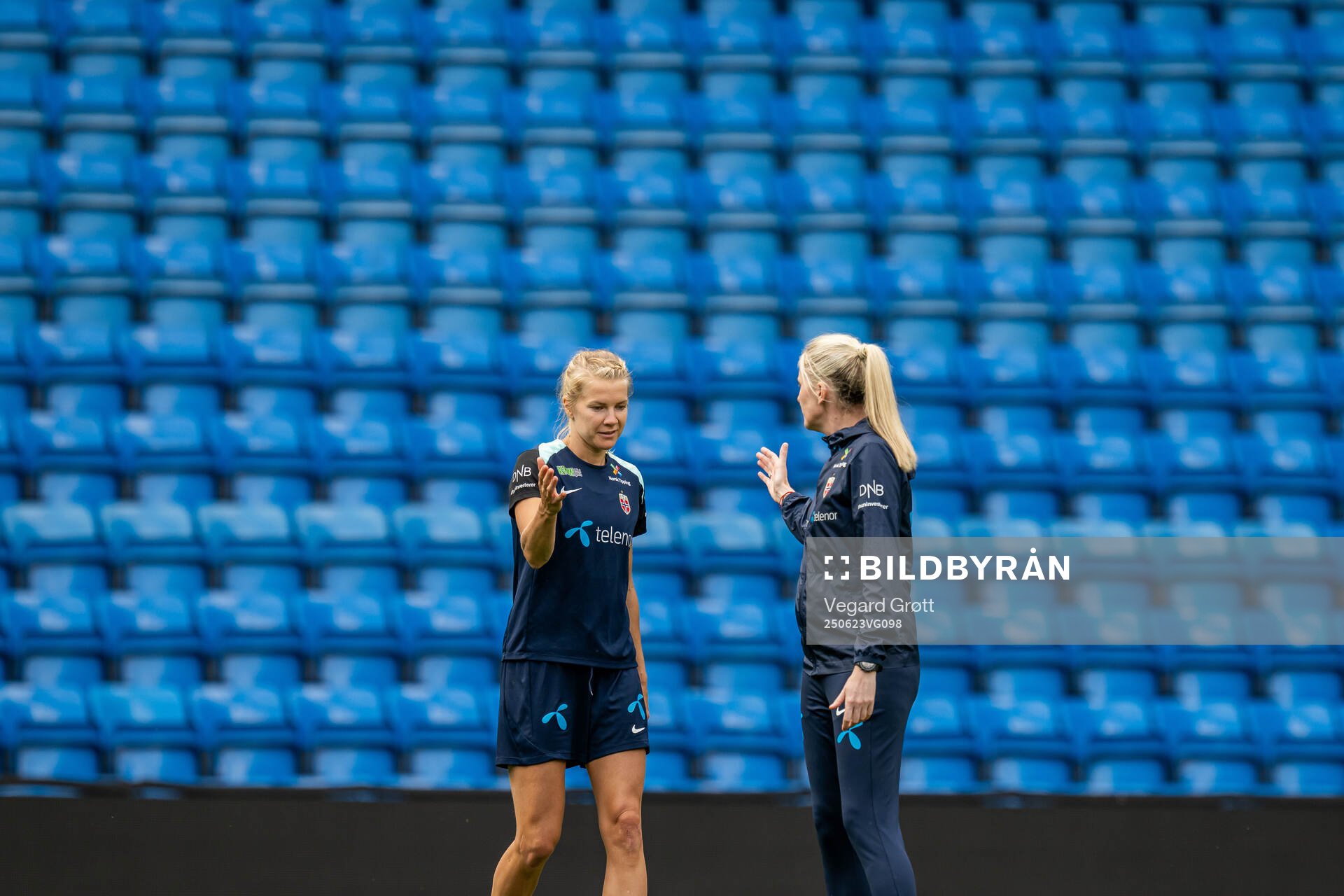 Ada Hegerberg and head coach Gemma Grainger of the