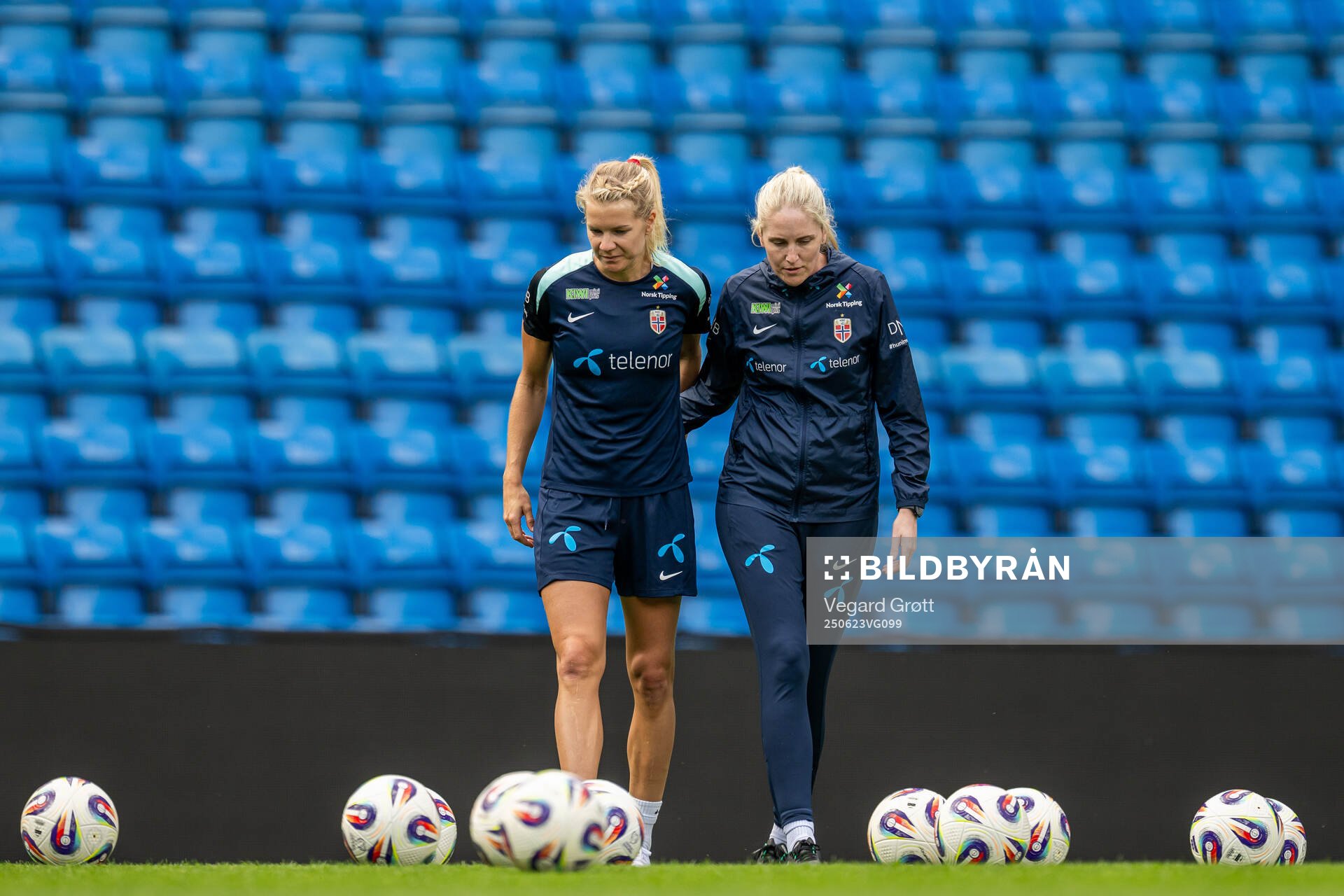 Ada Hegerberg and head coach Gemma Grainger of the