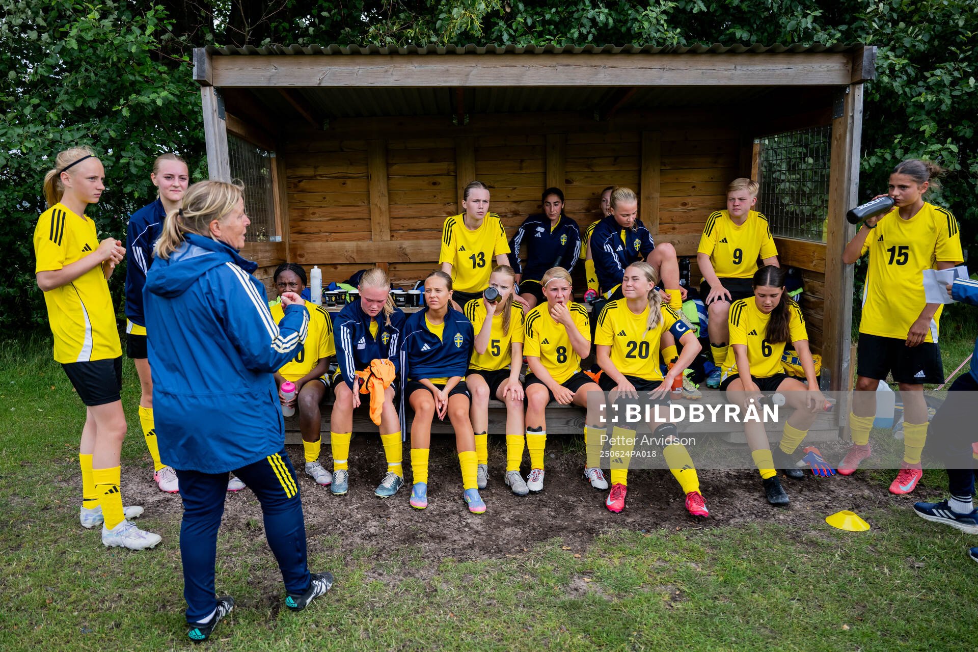 Tränare Johanna Johansson har genomgång med lag 1