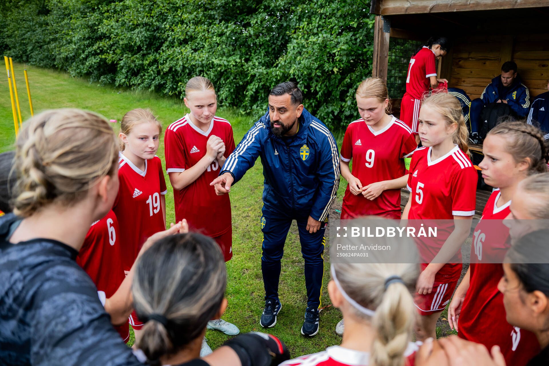 Tränare Claudio Pereyra har genomgång med lag 5