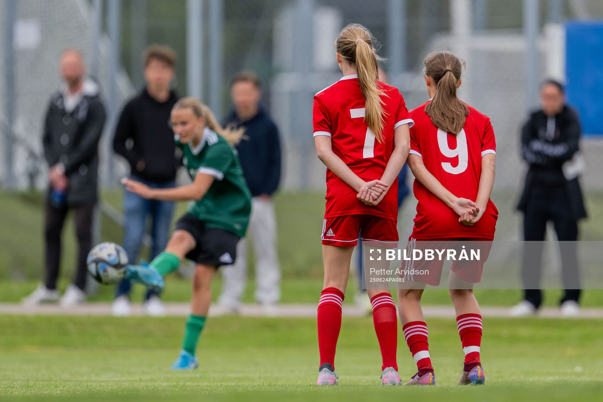 Spelare står i mur när en frispark slås