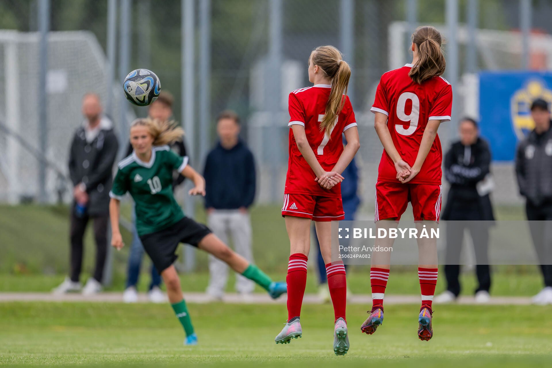 Spelare står i mur när en frispark slås