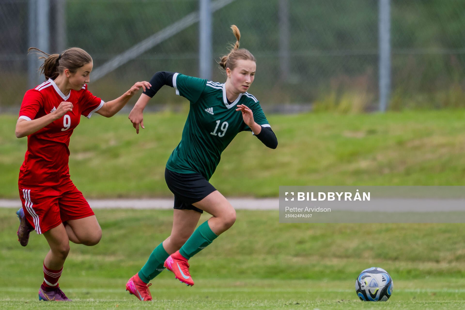 Livia Grou, BK Häcken FF och Hedvig Wåhlin, FC Gute