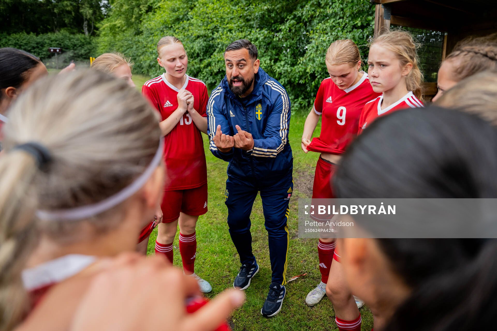 Tränare Claudio Pereyra har genomgång med lag 5