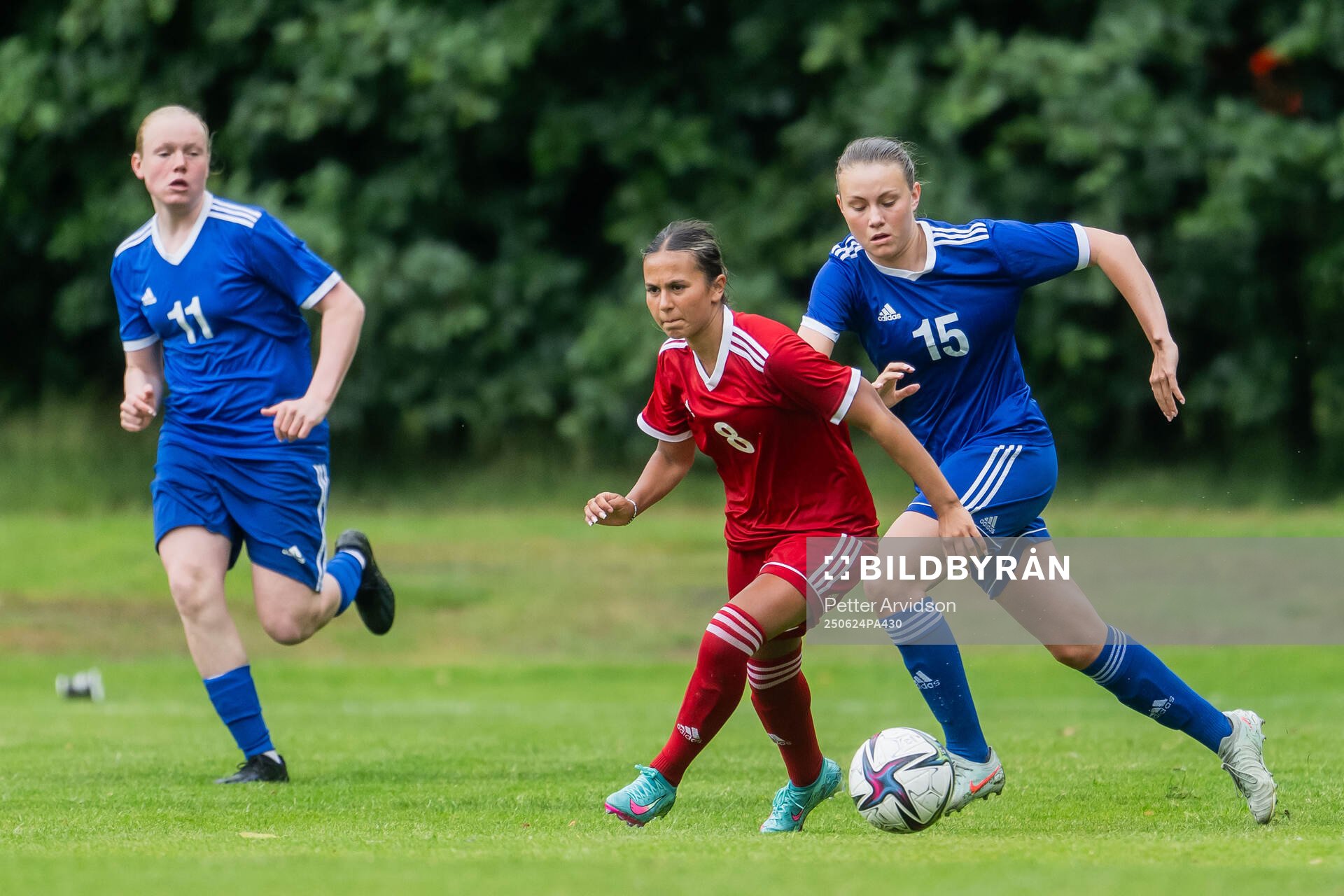 Emilia Mayborn, FC Trollhättan och Nora Sandberg, Boo FF