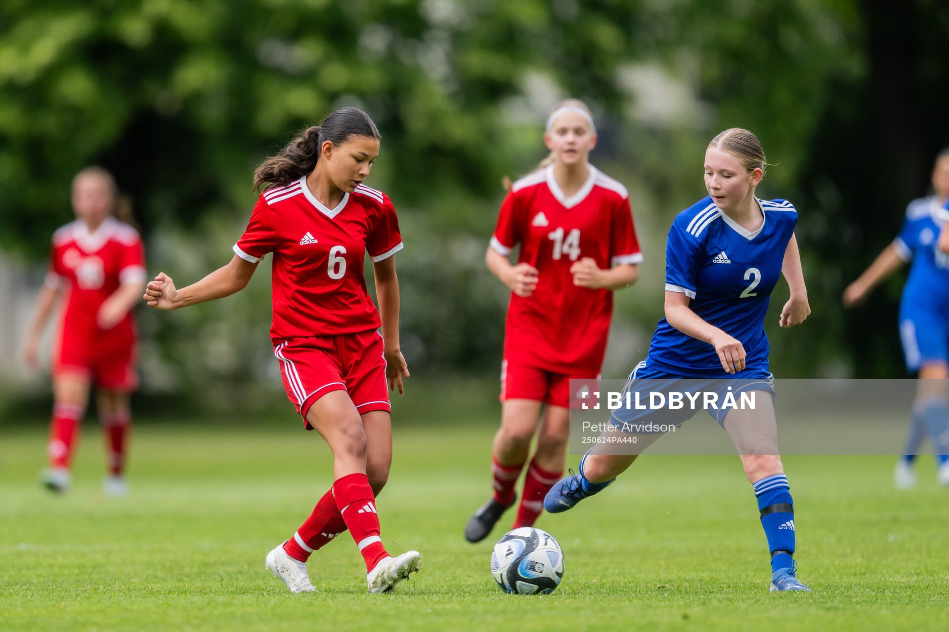 Rini Lindholm, IF Hallby FK och Leah Bergqvist, IK Uppsala